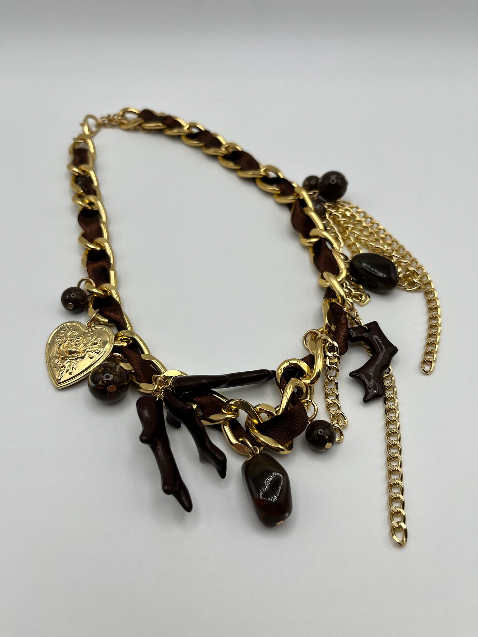 Colar de Corrente Dourada com Fita de Cetim Castanha; Gargantilha Feminina com Pendentes de Coração e Pedras; Bijuteria Elegante Estilo Boho para Senhora