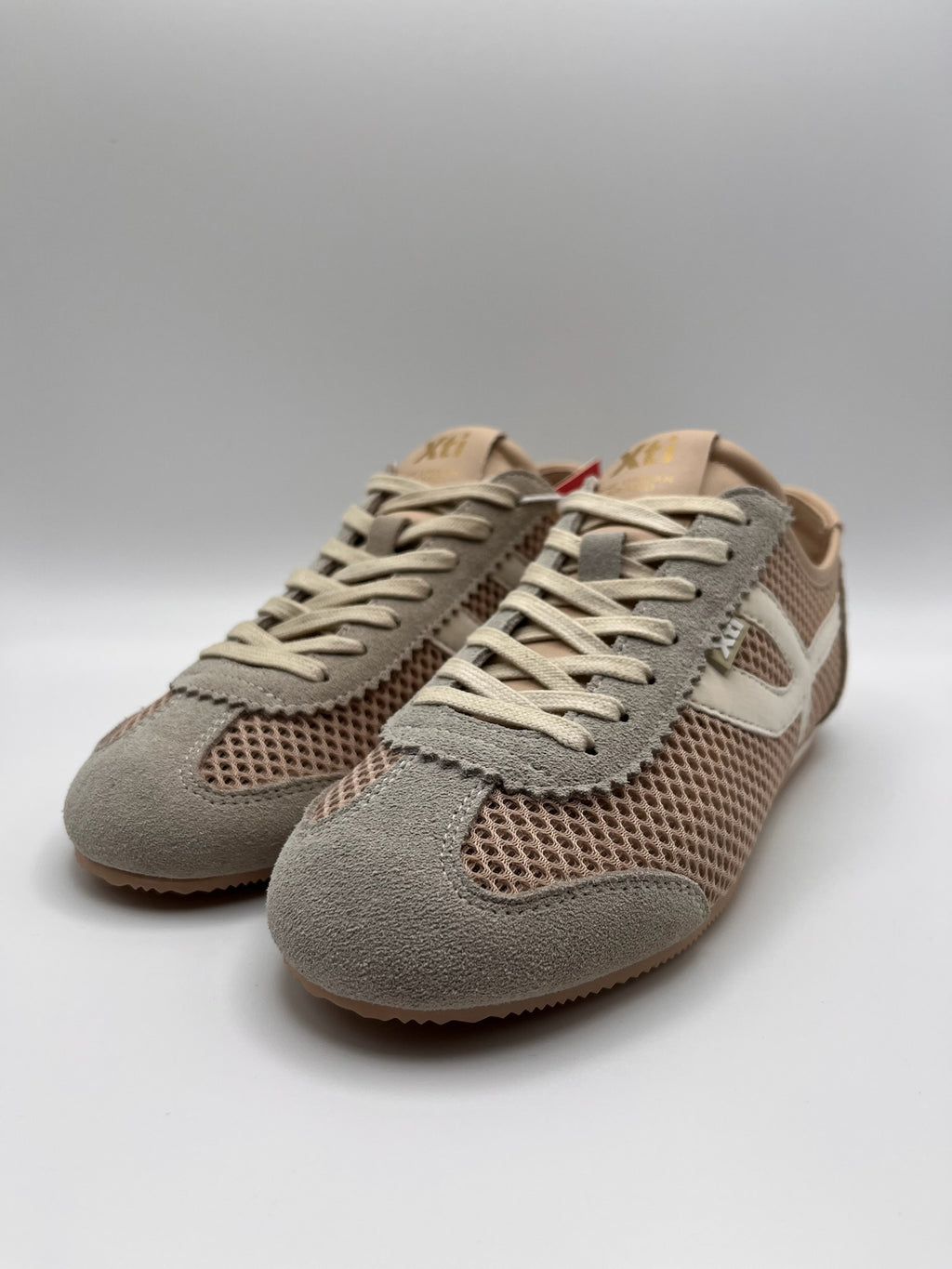 Ténis Femininos Xti em Bege Nude Rose; Sapatilhas Desportivas Urbanas em Malha e Camurça; Calçado Casual Confortável com Detalhes Dourados e Design Moderno