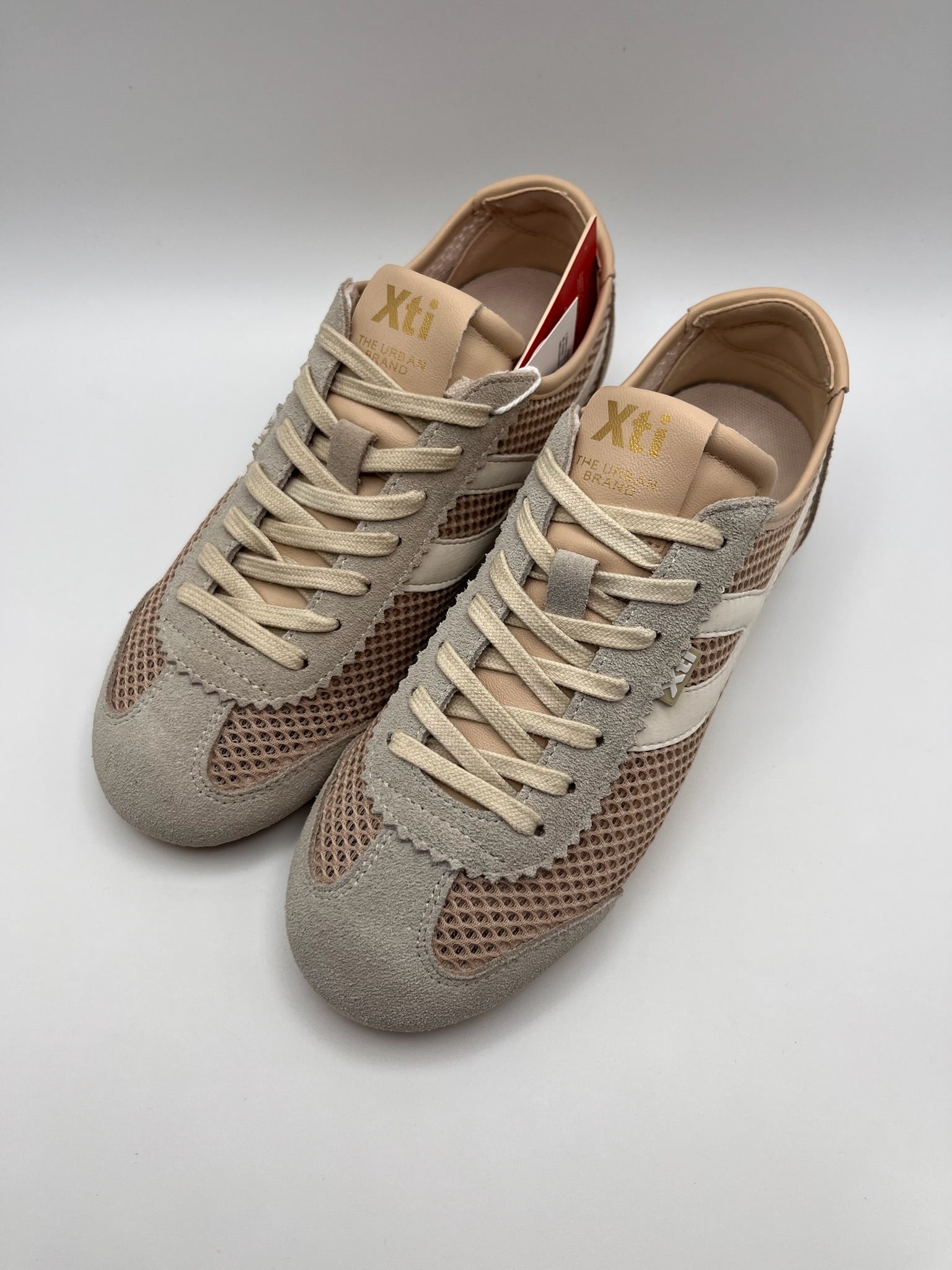 Ténis Femininos Xti em Bege Nude Rose; Sapatilhas Desportivas Urbanas em Malha e Camurça; Calçado Casual Confortável com Detalhes Dourados e Design Moderno