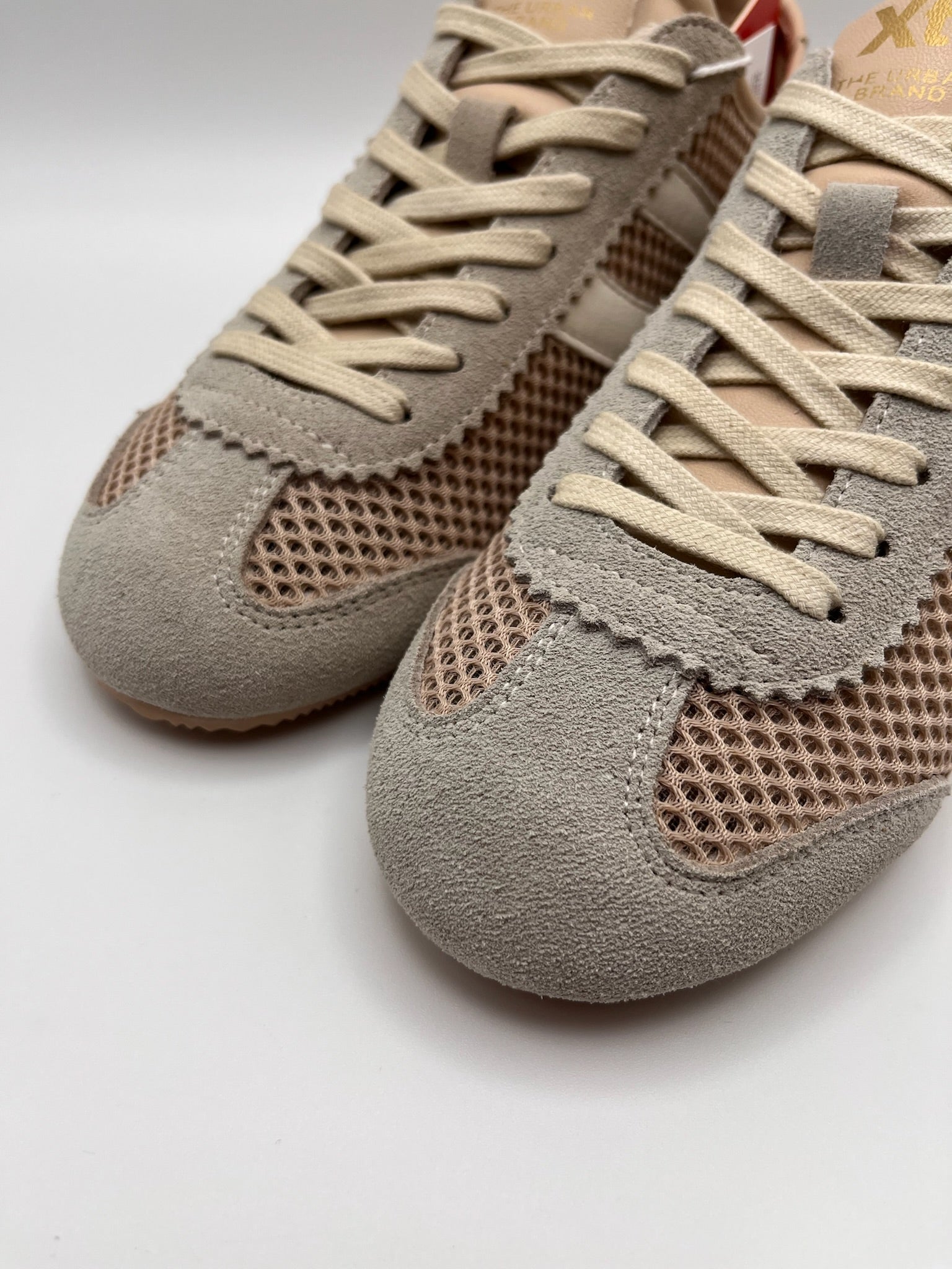 Ténis Femininos Xti em Bege Nude Rose; Sapatilhas Desportivas Urbanas em Malha e Camurça; Calçado Casual Confortável com Detalhes Dourados e Design Moderno