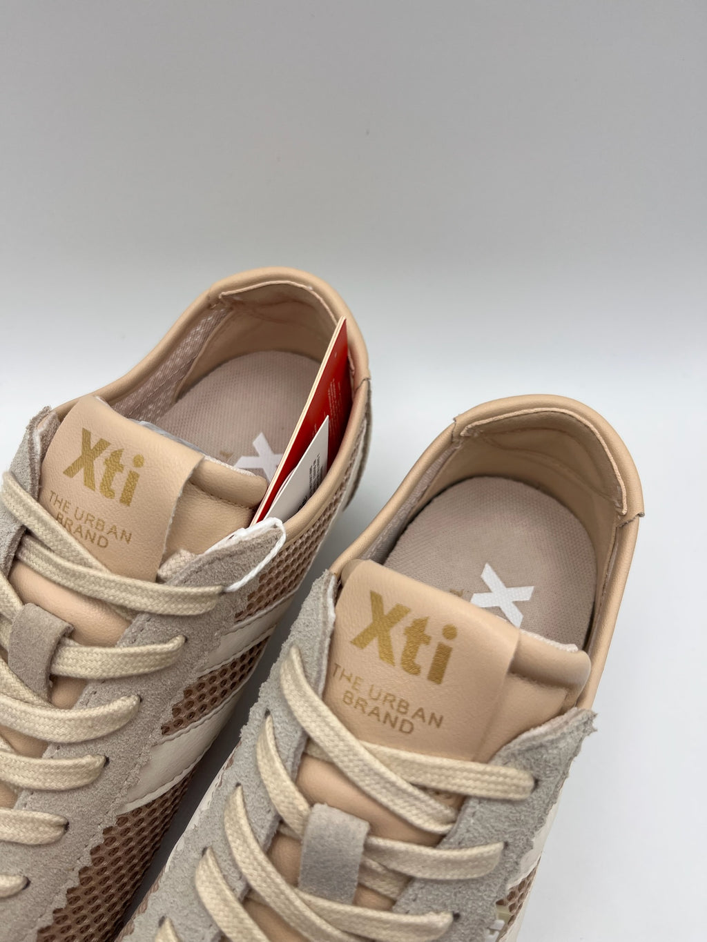 Ténis Femininos Xti em Bege Nude Rose; Sapatilhas Desportivas Urbanas em Malha e Camurça; Calçado Casual Confortável com Detalhes Dourados e Design Moderno