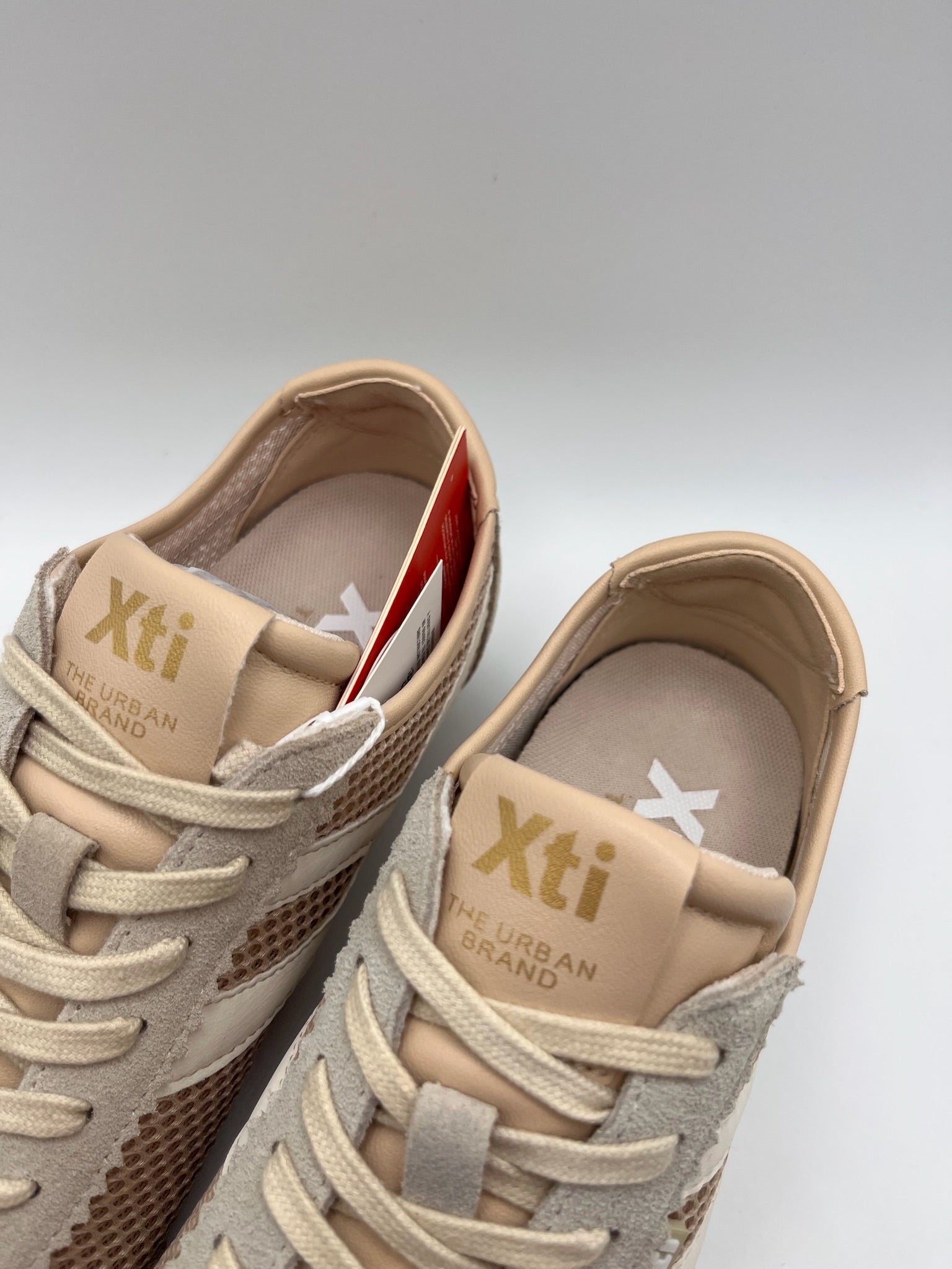 Ténis Femininos Xti em Bege Nude Rose; Sapatilhas Desportivas Urbanas em Malha e Camurça; Calçado Casual Confortável com Detalhes Dourados e Design Moderno
