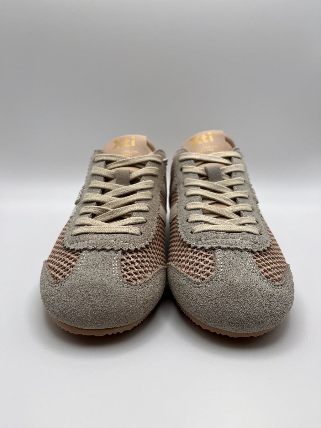 Ténis Femininos Xti em Bege Nude Rose; Sapatilhas Desportivas Urbanas em Malha e Camurça; Calçado Casual Confortável com Detalhes Dourados e Design Moderno
