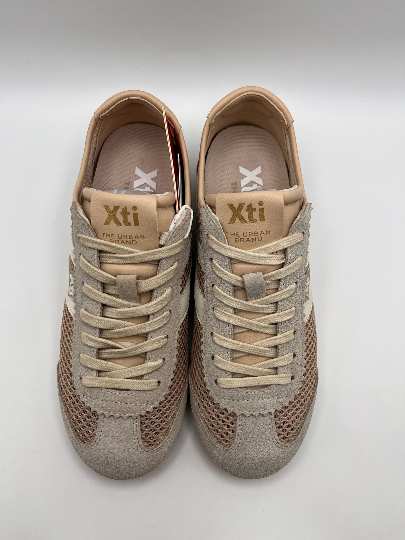 Ténis Femininos Xti em Bege Nude Rose; Sapatilhas Desportivas Urbanas em Malha e Camurça; Calçado Casual Confortável com Detalhes Dourados e Design Moderno