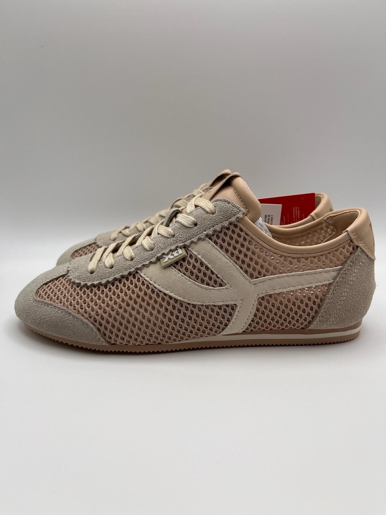 Ténis Femininos Xti em Bege Nude Rose; Sapatilhas Desportivas Urbanas em Malha e Camurça; Calçado Casual Confortável com Detalhes Dourados e Design Moderno