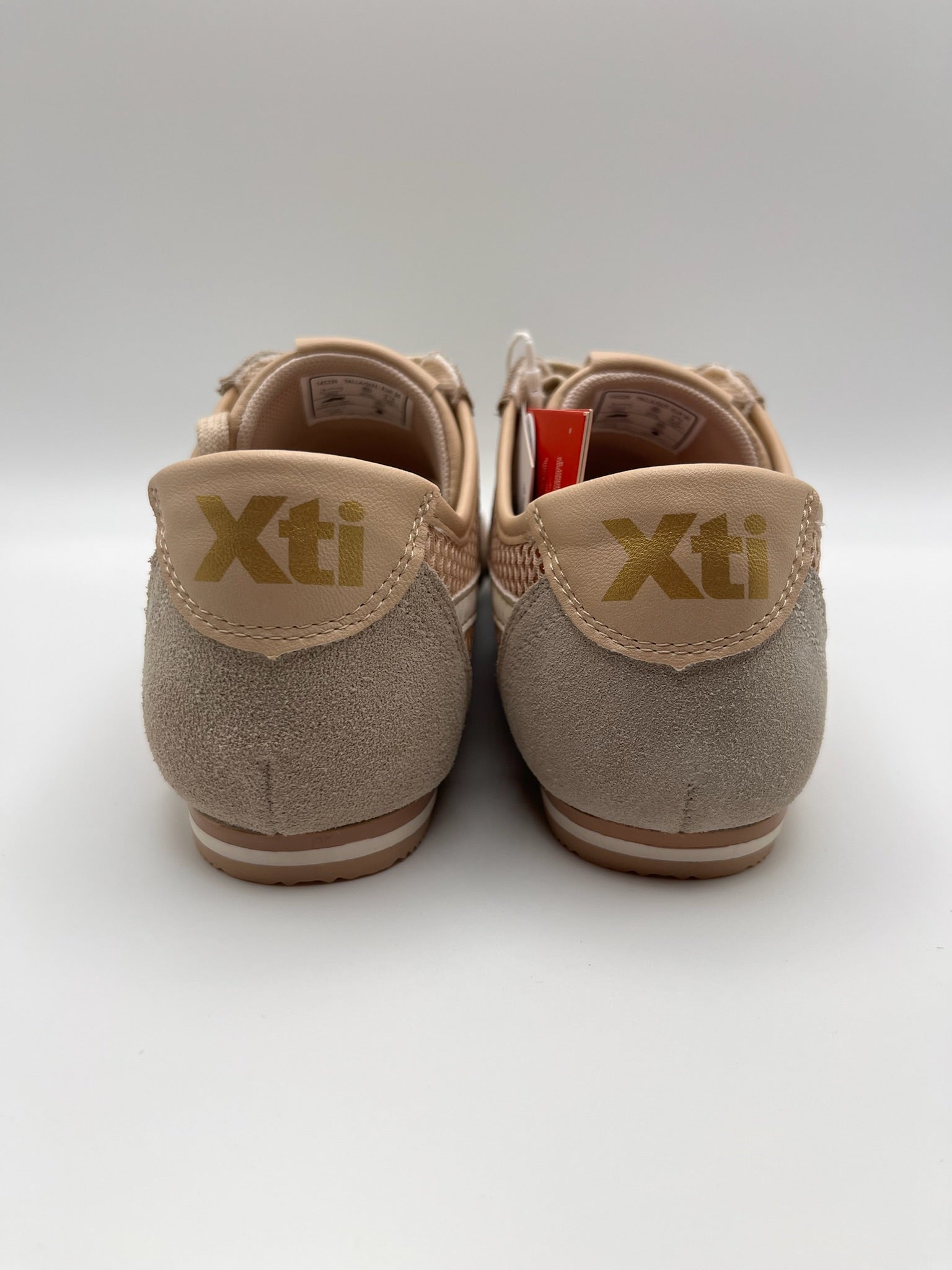 Ténis Femininos Xti em Bege Nude Rose; Sapatilhas Desportivas Urbanas em Malha e Camurça; Calçado Casual Confortável com Detalhes Dourados e Design Moderno