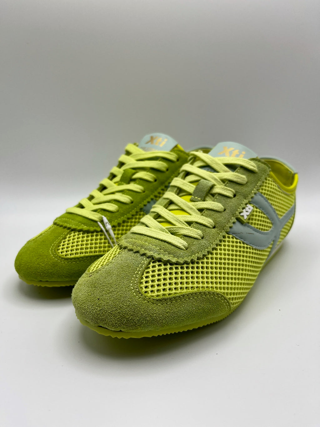 Ténis Femininos Xti em Verde neon; Sapatilhas Desportivas Urbanas em Malha e Camurça; Calçado Casual Confortável com Detalhes Dourados e Design Moderno