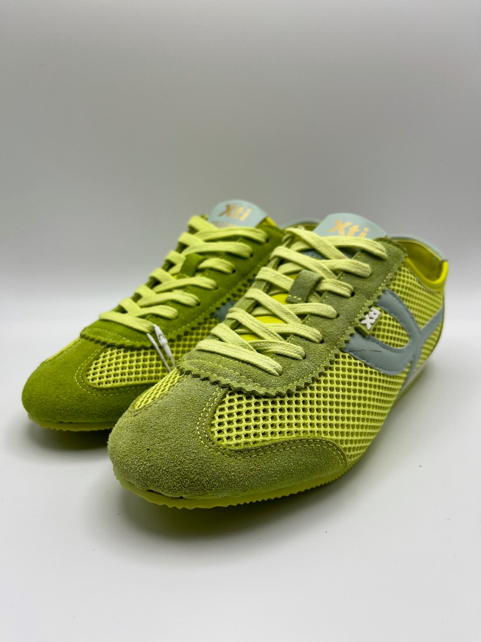 Ténis Femininos Xti em Verde neon; Sapatilhas Desportivas Urbanas em Malha e Camurça; Calçado Casual Confortável com Detalhes Dourados e Design Moderno