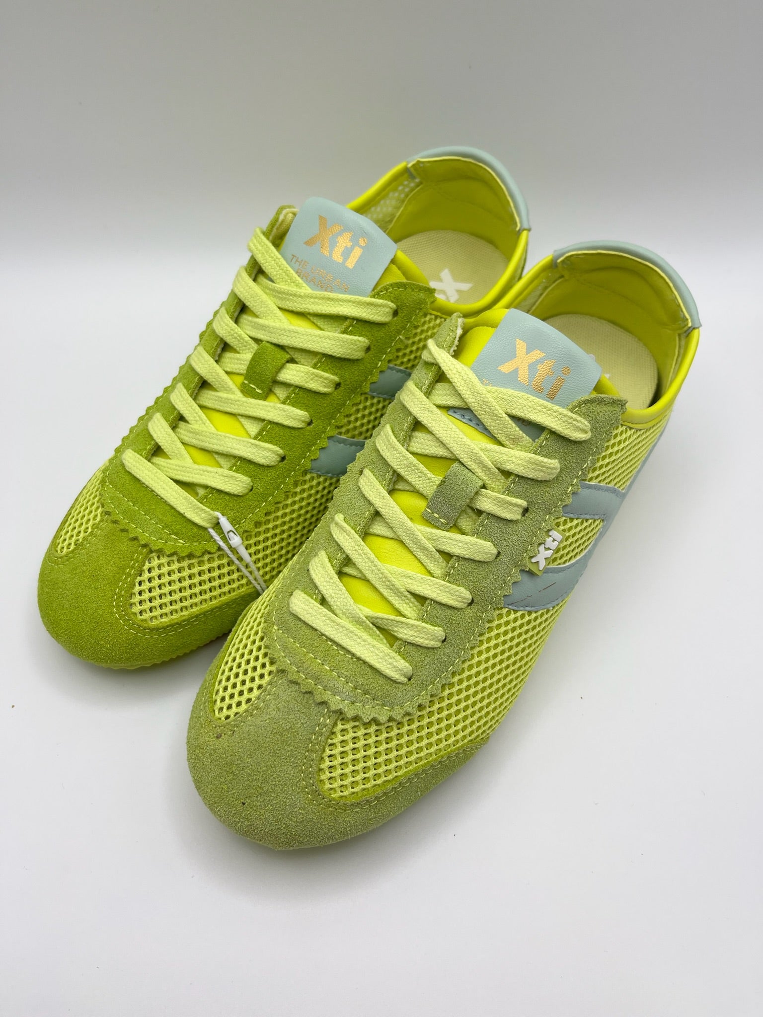 Ténis Femininos Xti em Verde neon; Sapatilhas Desportivas Urbanas em Malha e Camurça; Calçado Casual Confortável com Detalhes Dourados e Design Moderno