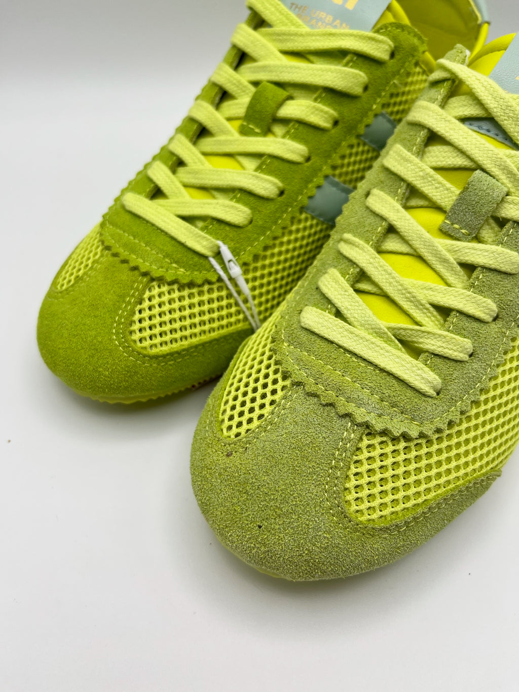 Ténis Femininos Xti em Verde neon; Sapatilhas Desportivas Urbanas em Malha e Camurça; Calçado Casual Confortável com Detalhes Dourados e Design Moderno
