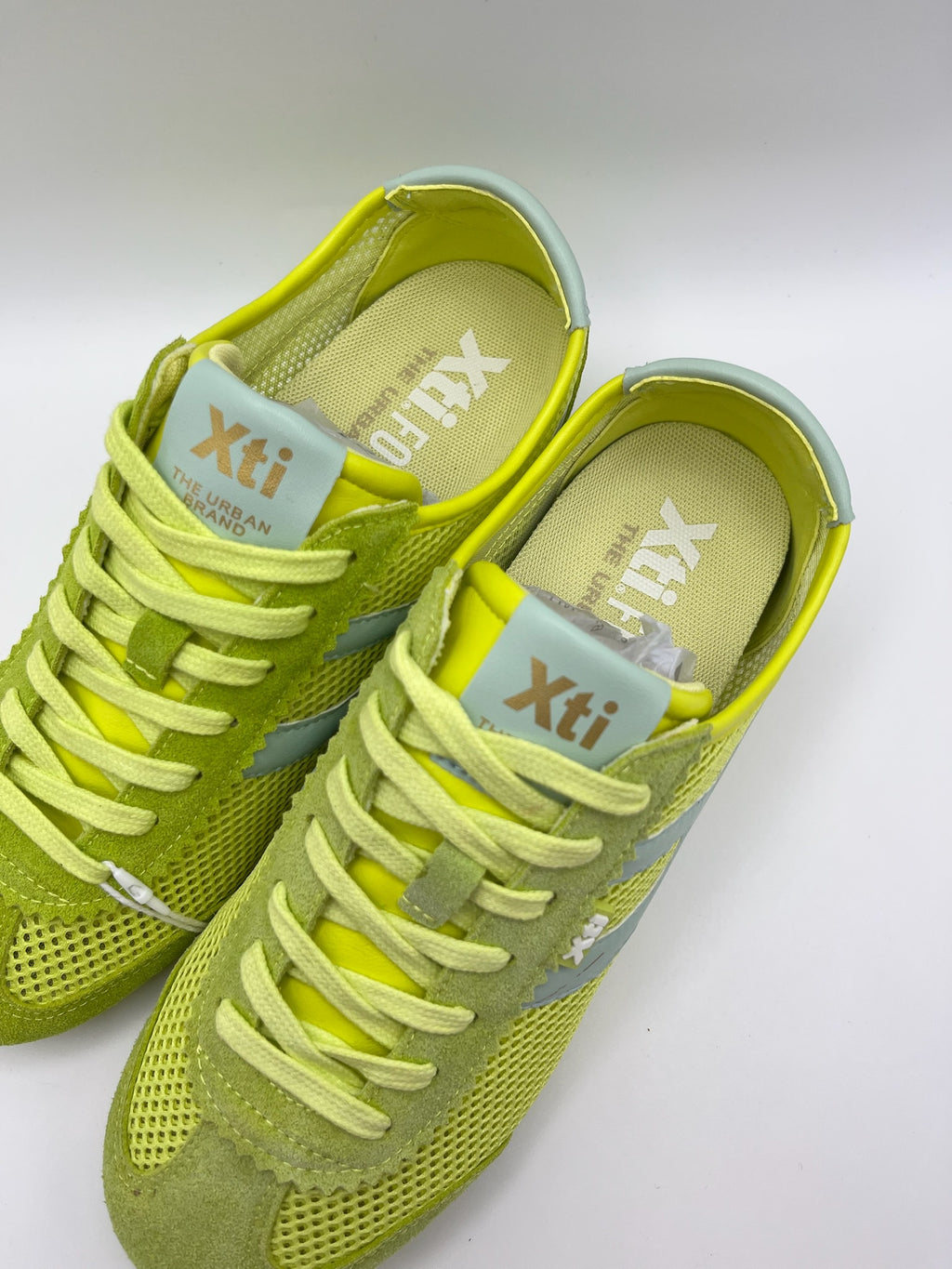 Ténis Femininos Xti em Verde neon; Sapatilhas Desportivas Urbanas em Malha e Camurça; Calçado Casual Confortável com Detalhes Dourados e Design Moderno
