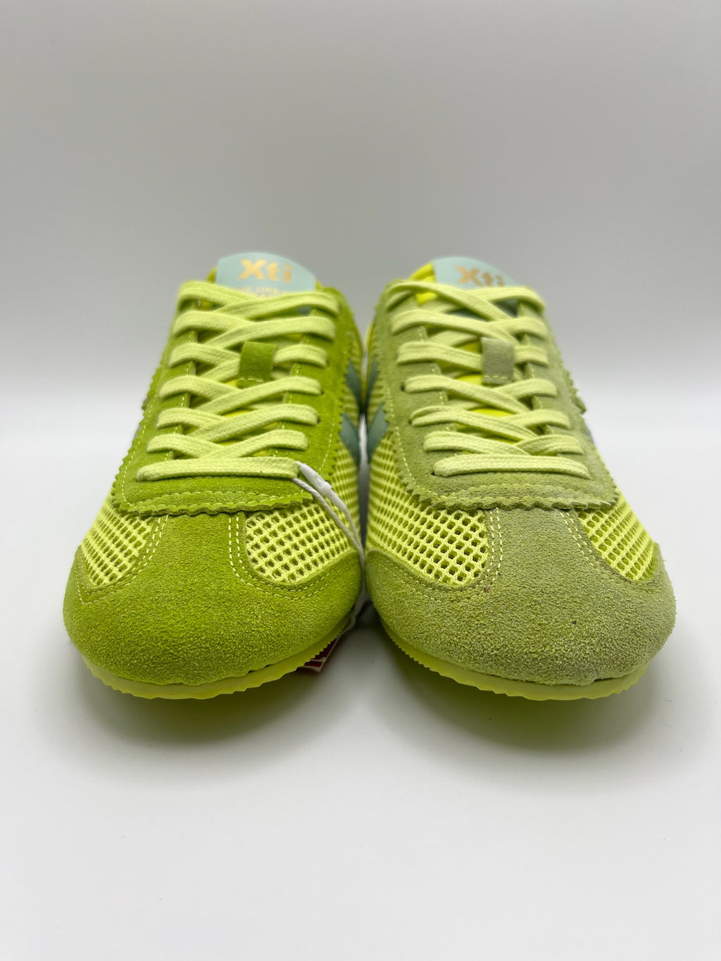 Ténis Femininos Xti em Verde neon; Sapatilhas Desportivas Urbanas em Malha e Camurça; Calçado Casual Confortável com Detalhes Dourados e Design Moderno