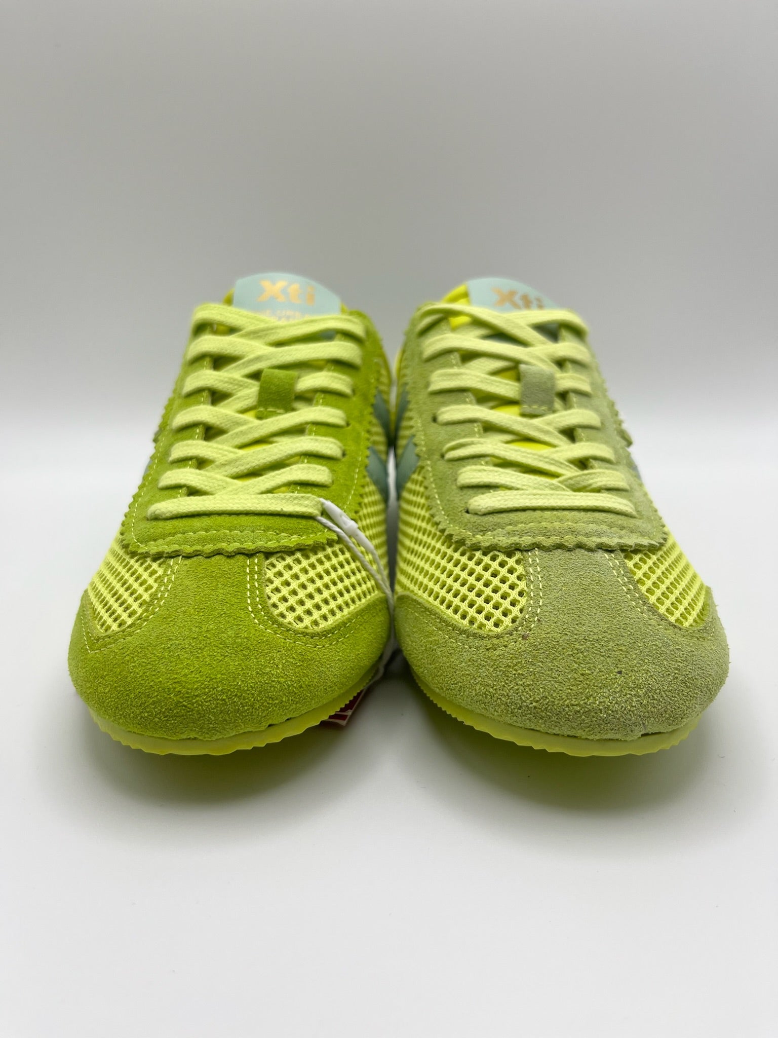 Ténis Femininos Xti em Verde neon; Sapatilhas Desportivas Urbanas em Malha e Camurça; Calçado Casual Confortável com Detalhes Dourados e Design Moderno