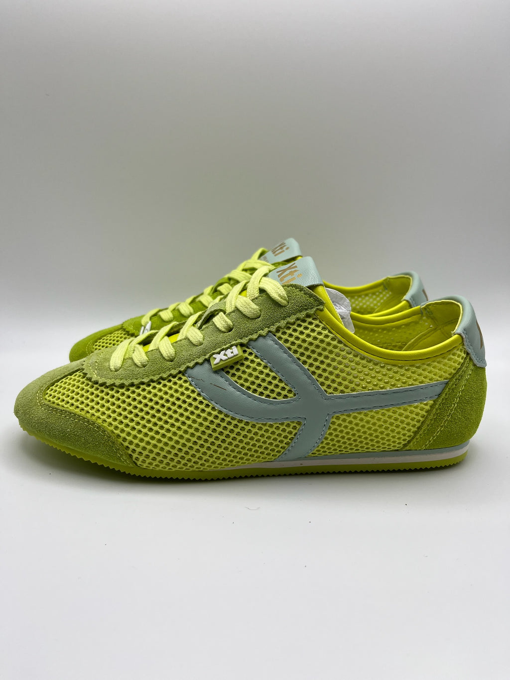 Ténis Femininos Xti em Verde neon; Sapatilhas Desportivas Urbanas em Malha e Camurça; Calçado Casual Confortável com Detalhes Dourados e Design Moderno