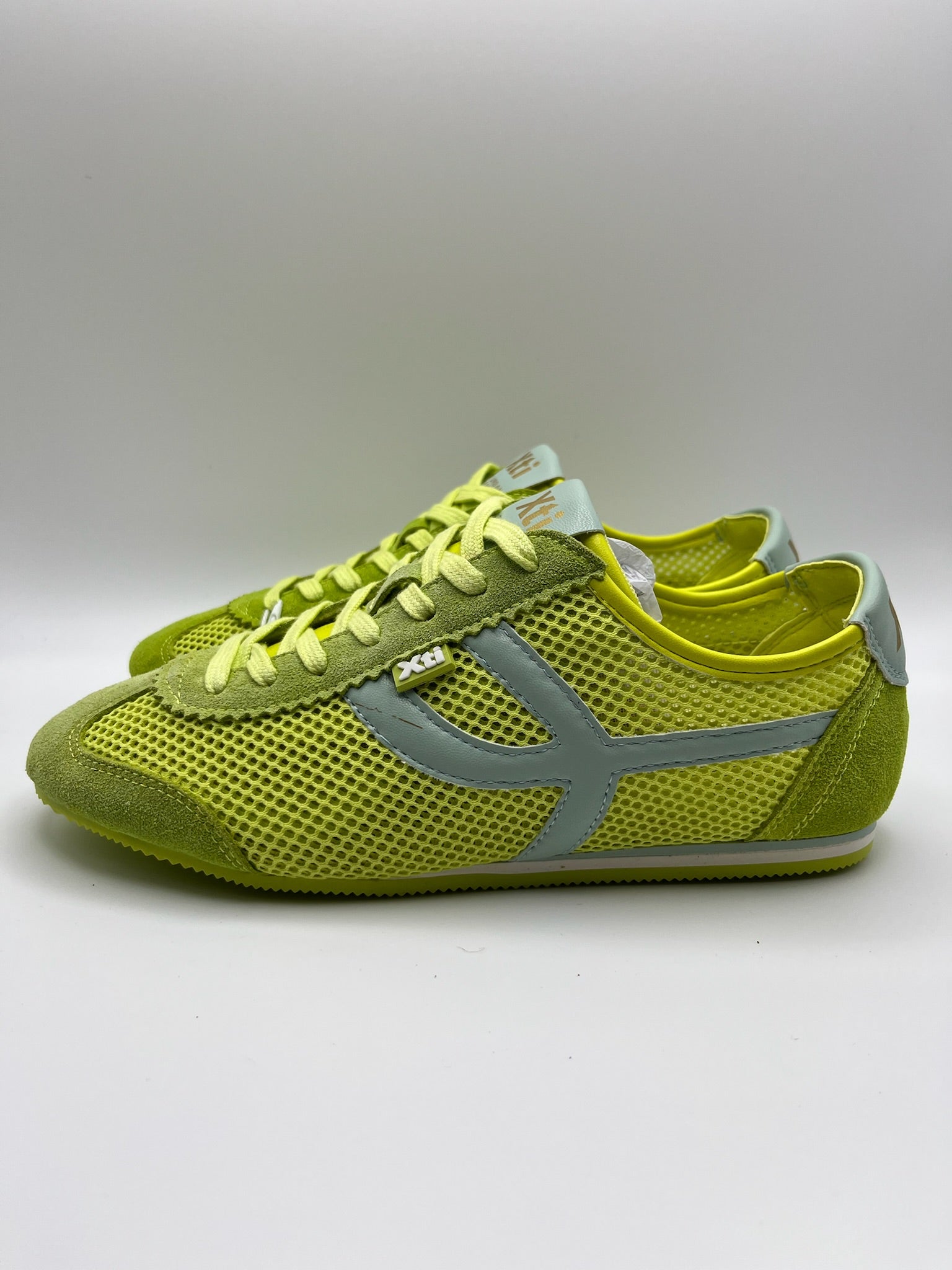Ténis Femininos Xti em Verde neon; Sapatilhas Desportivas Urbanas em Malha e Camurça; Calçado Casual Confortável com Detalhes Dourados e Design Moderno