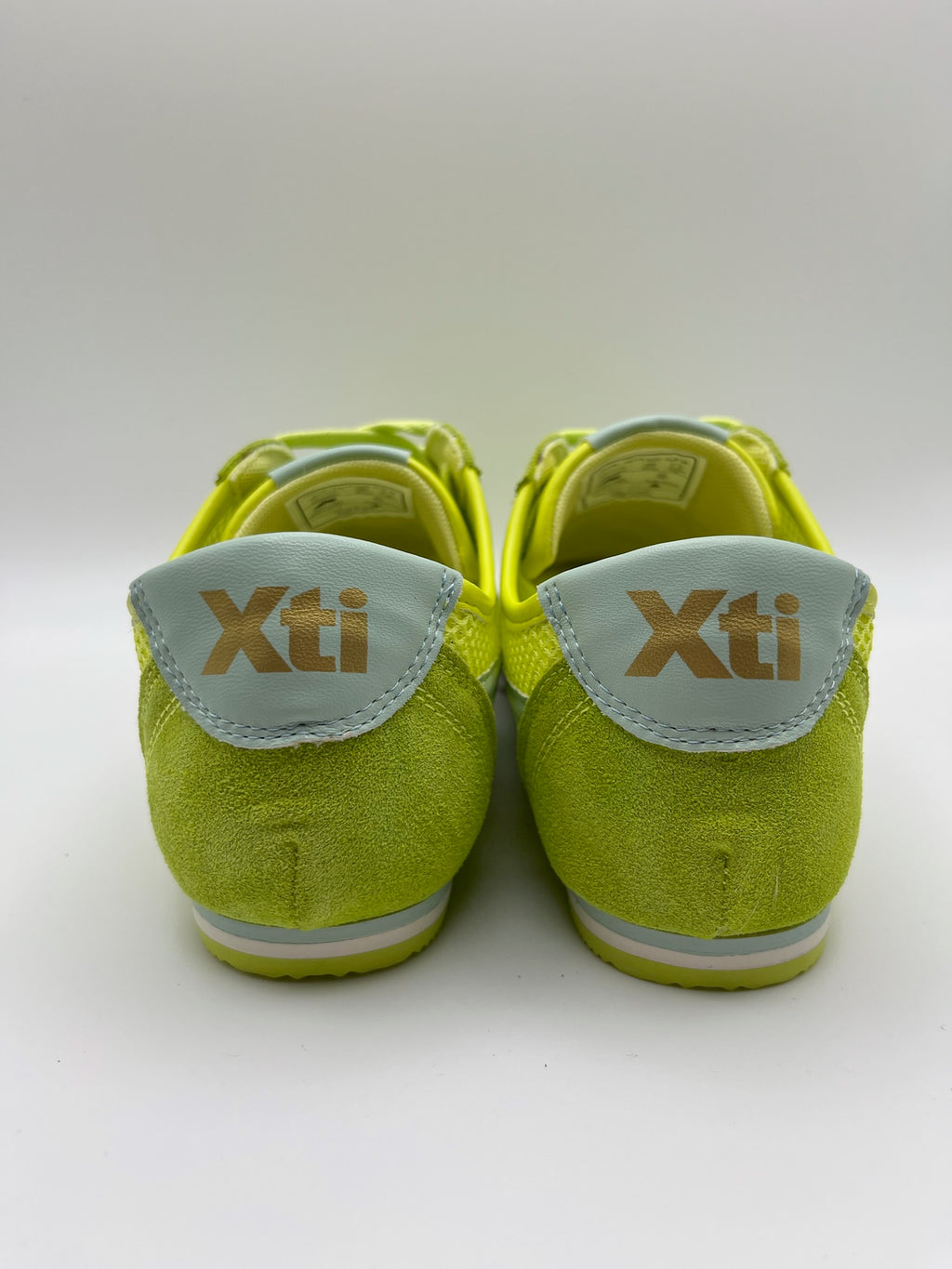 Ténis Femininos Xti em Verde neon; Sapatilhas Desportivas Urbanas em Malha e Camurça; Calçado Casual Confortável com Detalhes Dourados e Design Moderno