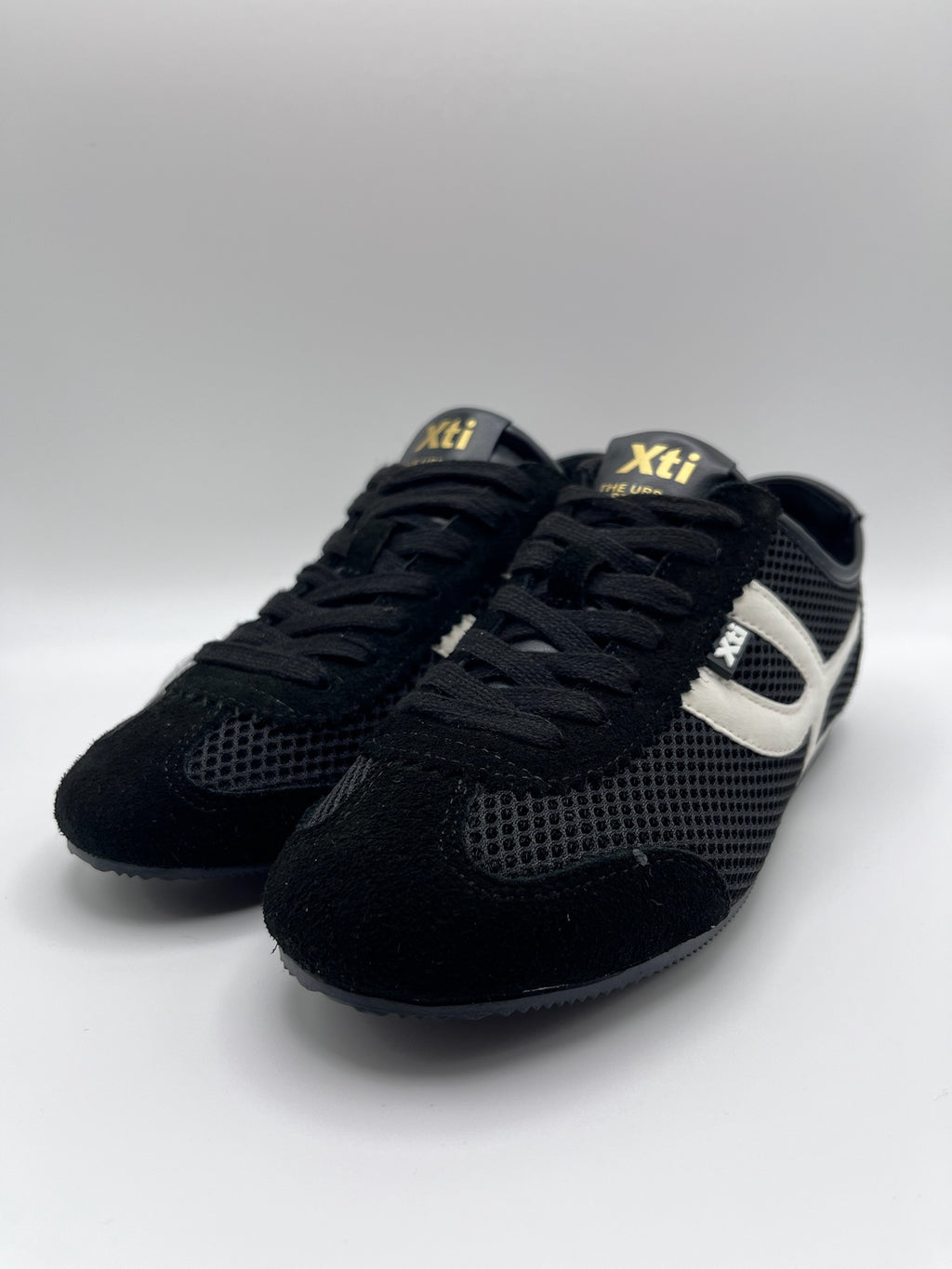 Ténis Femininos Xti em Preto e Branco; Sapatilhas Desportivas Urbanas em Malha e Camurça; Calçado Casual Confortável com Detalhes Dourados e Design Moderno
