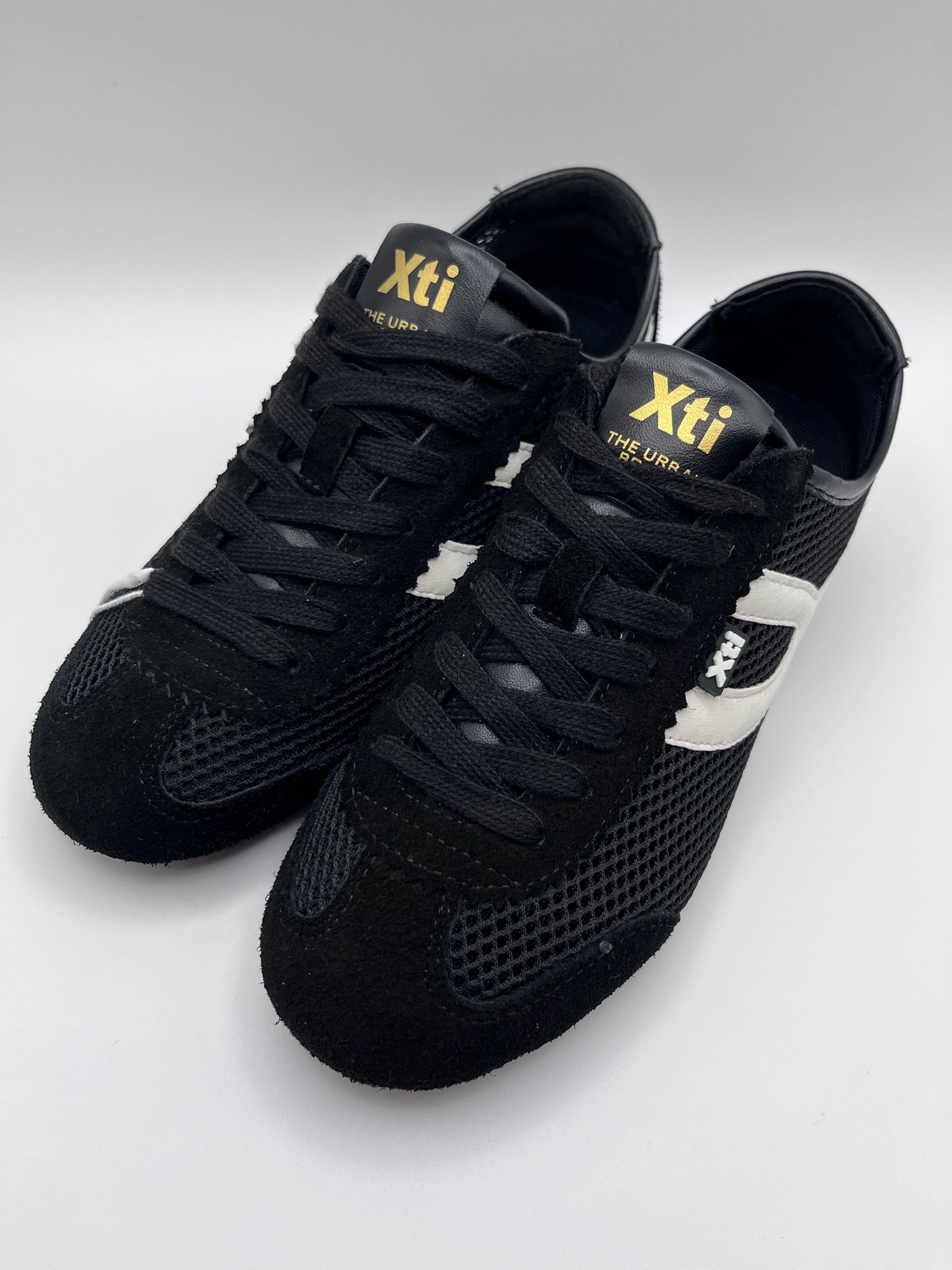Ténis Femininos Xti em Preto e Branco; Sapatilhas Desportivas Urbanas em Malha e Camurça; Calçado Casual Confortável com Detalhes Dourados e Design Moderno