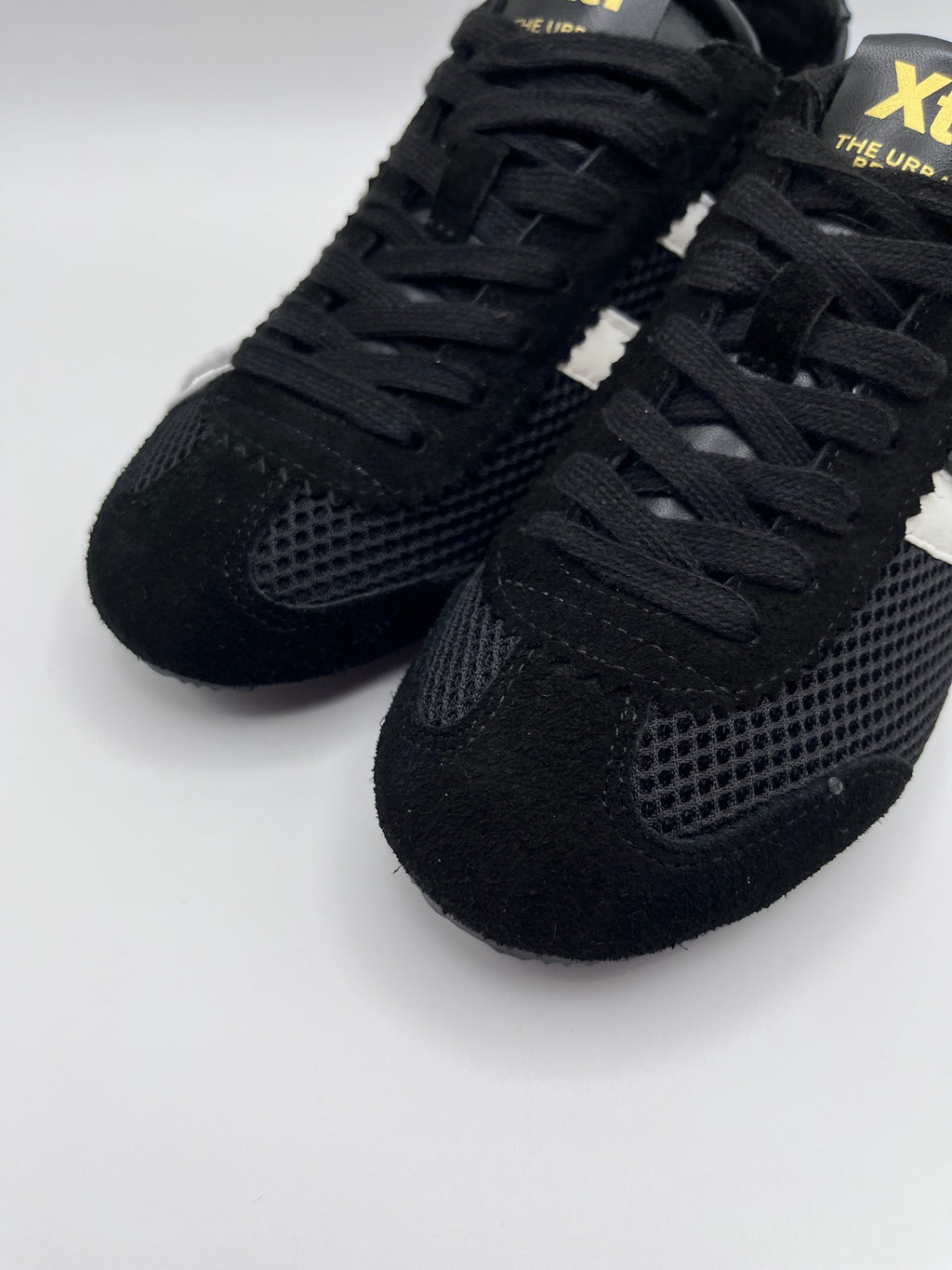 Ténis Femininos Xti em Preto e Branco; Sapatilhas Desportivas Urbanas em Malha e Camurça; Calçado Casual Confortável com Detalhes Dourados e Design Moderno