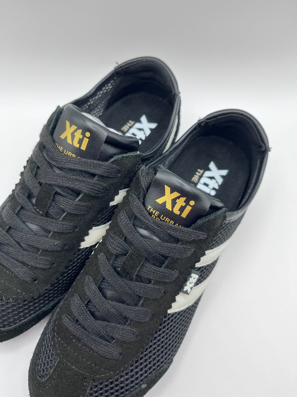 Ténis Femininos Xti em Preto e Branco; Sapatilhas Desportivas Urbanas em Malha e Camurça; Calçado Casual Confortável com Detalhes Dourados e Design Moderno