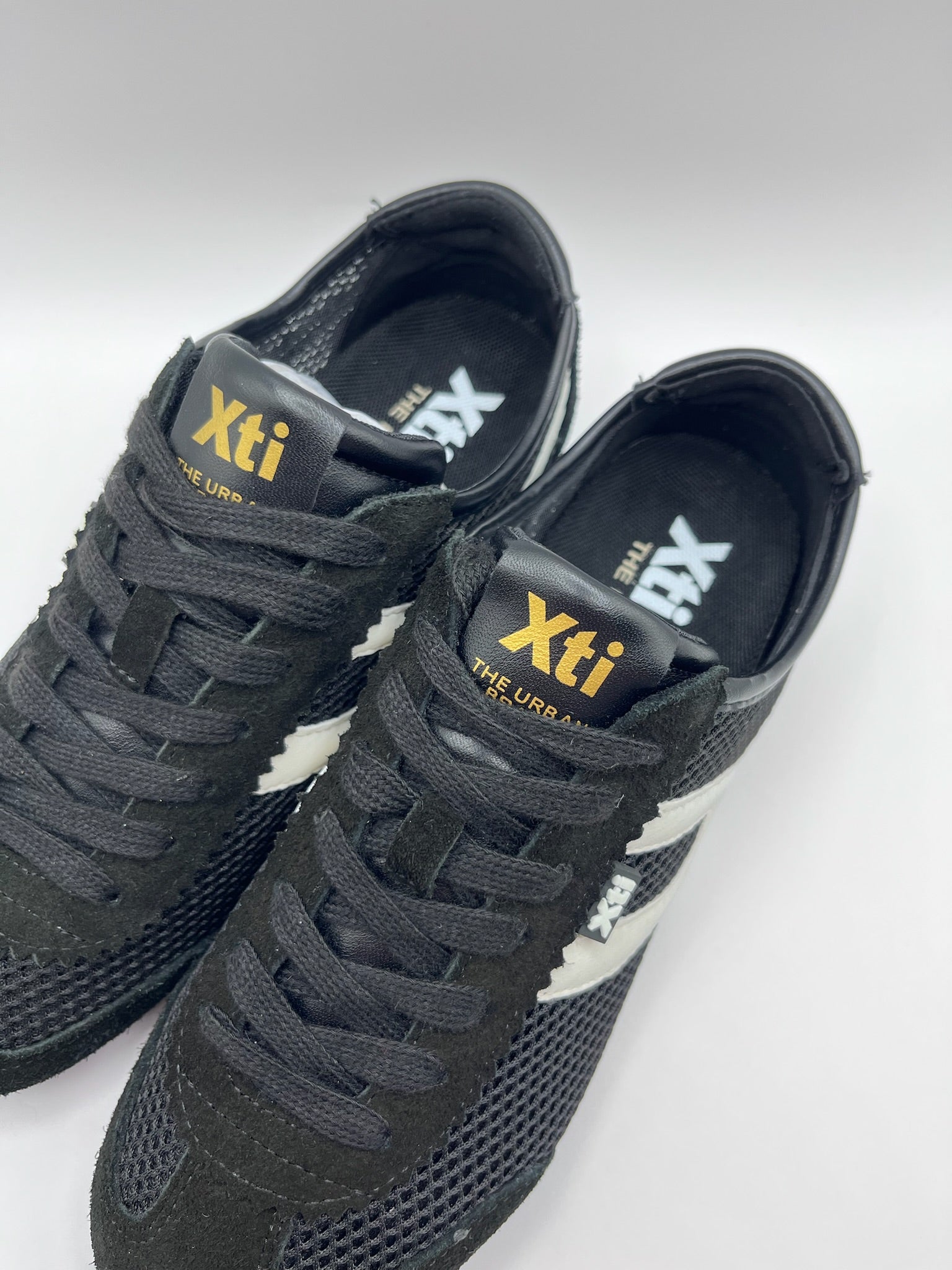 Ténis Femininos Xti em Preto e Branco; Sapatilhas Desportivas Urbanas em Malha e Camurça; Calçado Casual Confortável com Detalhes Dourados e Design Moderno