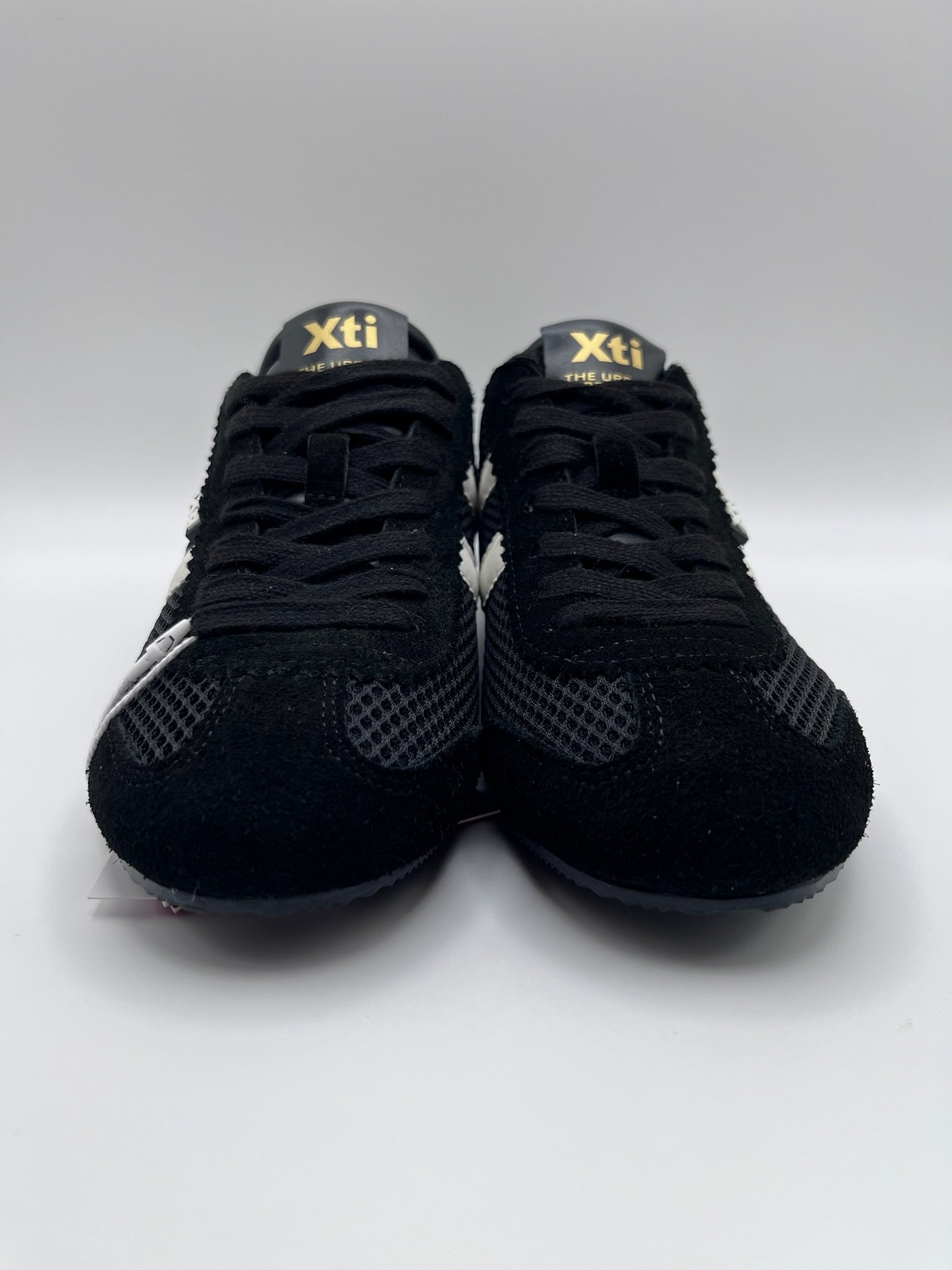 Ténis Femininos Xti em Preto e Branco; Sapatilhas Desportivas Urbanas em Malha e Camurça; Calçado Casual Confortável com Detalhes Dourados e Design Moderno
