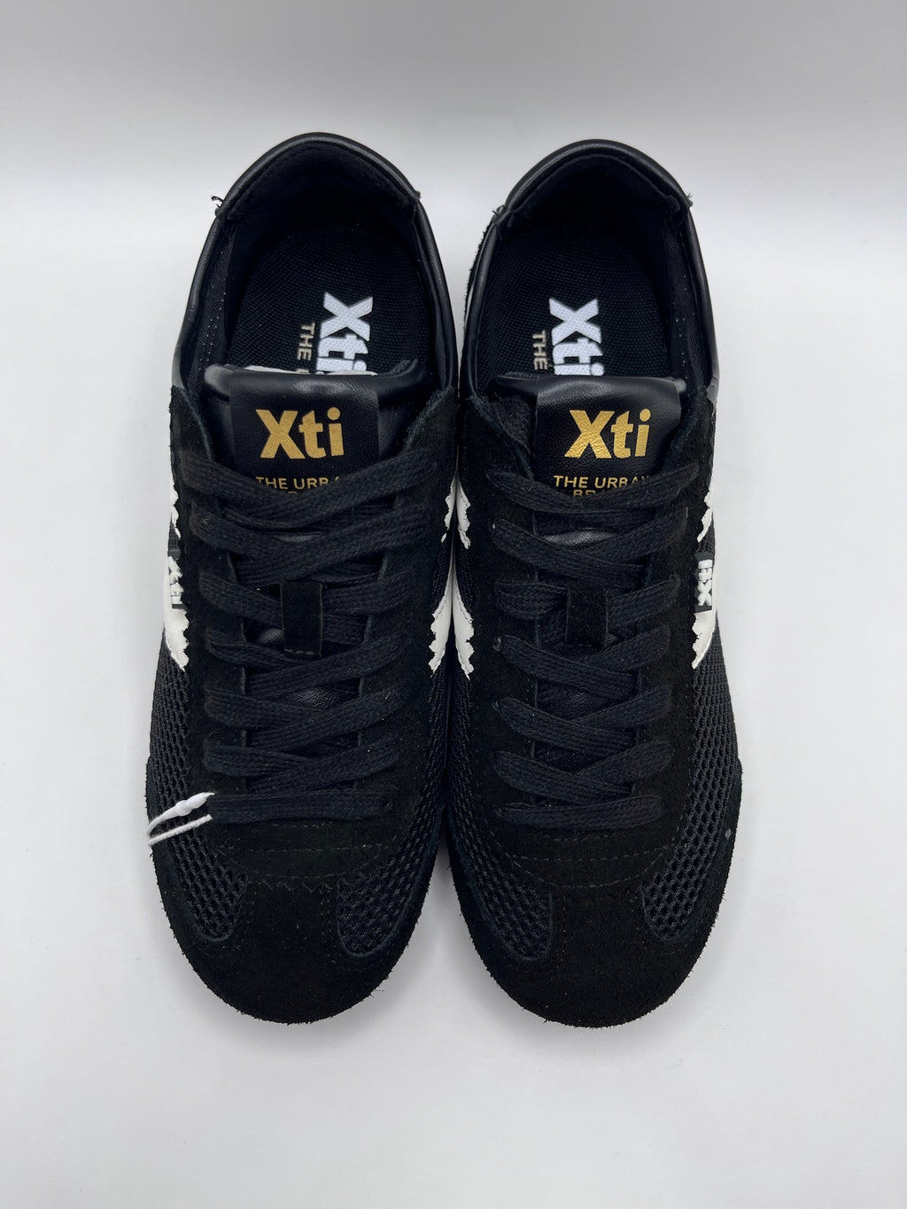 Ténis Femininos Xti em Preto e Branco; Sapatilhas Desportivas Urbanas em Malha e Camurça; Calçado Casual Confortável com Detalhes Dourados e Design Moderno