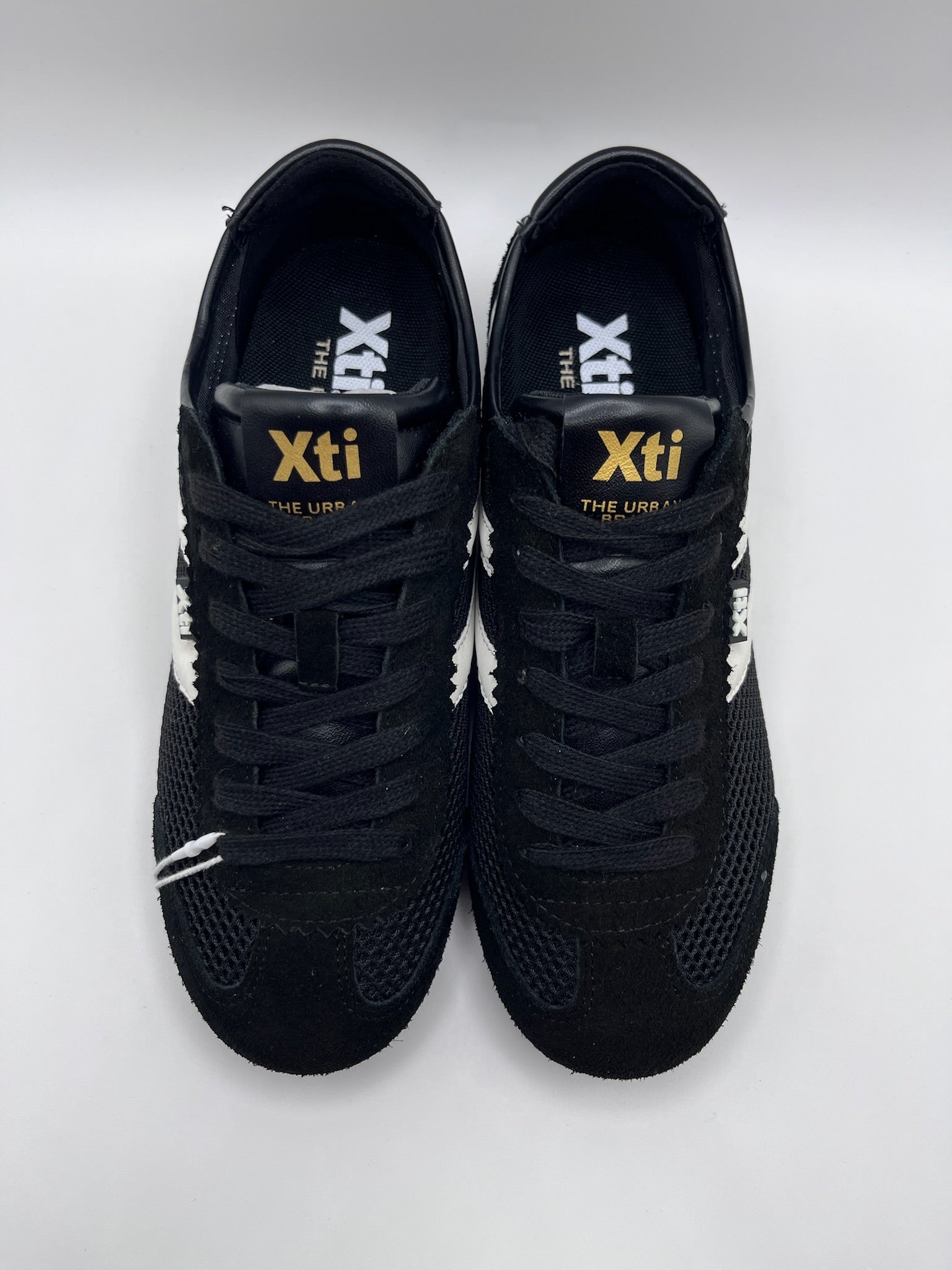 Ténis Femininos Xti em Preto e Branco; Sapatilhas Desportivas Urbanas em Malha e Camurça; Calçado Casual Confortável com Detalhes Dourados e Design Moderno