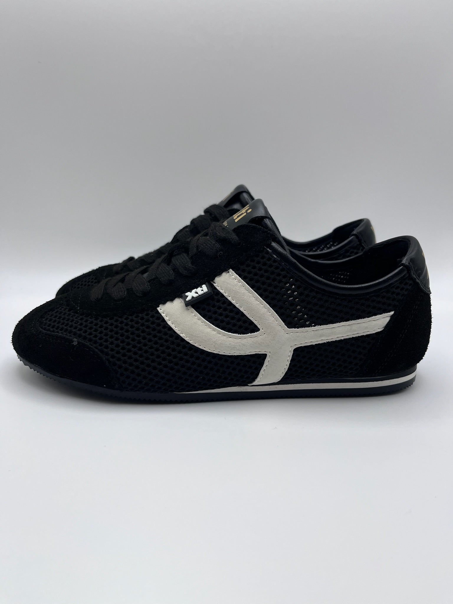 Ténis Femininos Xti em Preto e Branco; Sapatilhas Desportivas Urbanas em Malha e Camurça; Calçado Casual Confortável com Detalhes Dourados e Design Moderno