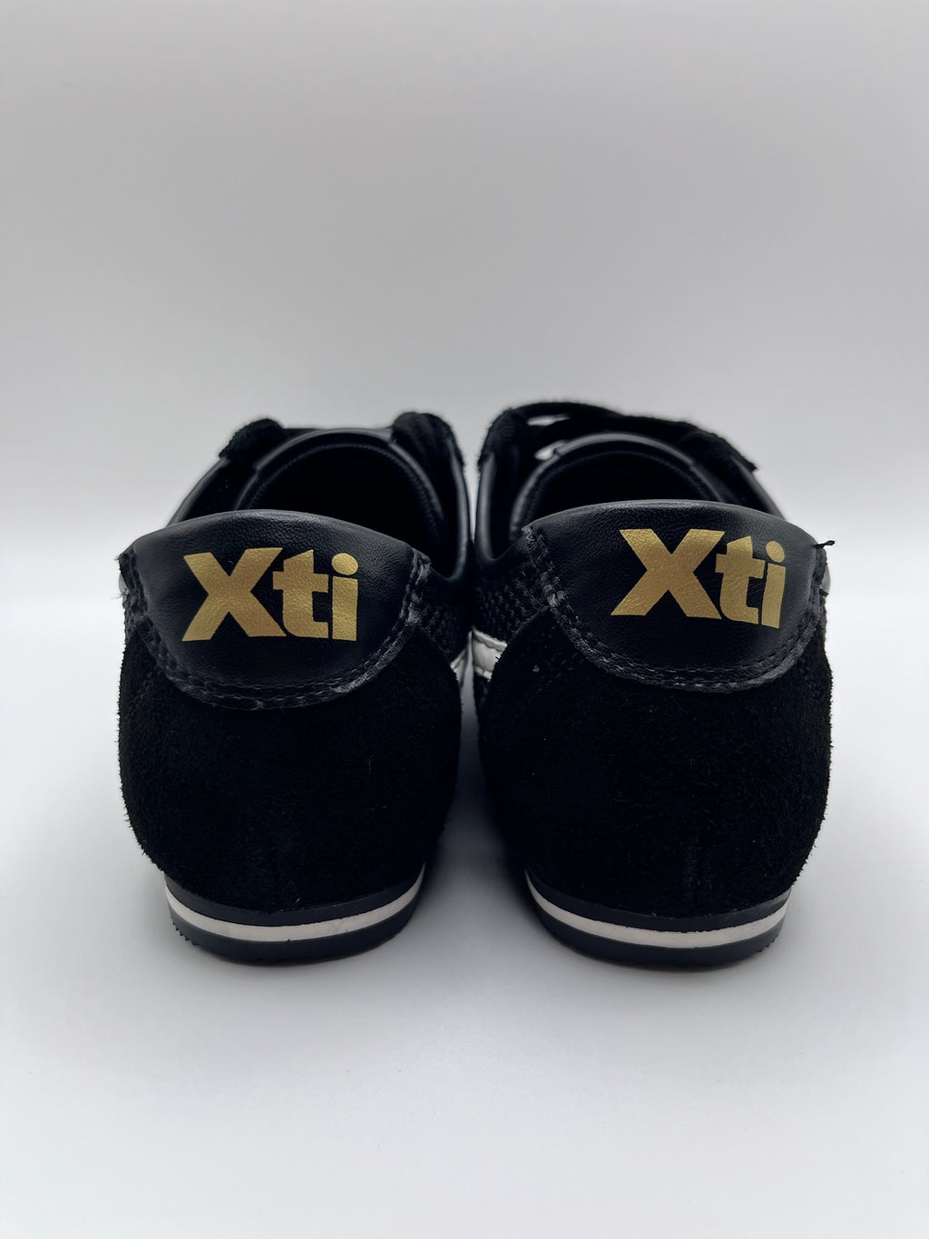 Ténis Femininos Xti em Preto e Branco; Sapatilhas Desportivas Urbanas em Malha e Camurça; Calçado Casual Confortável com Detalhes Dourados e Design Moderno