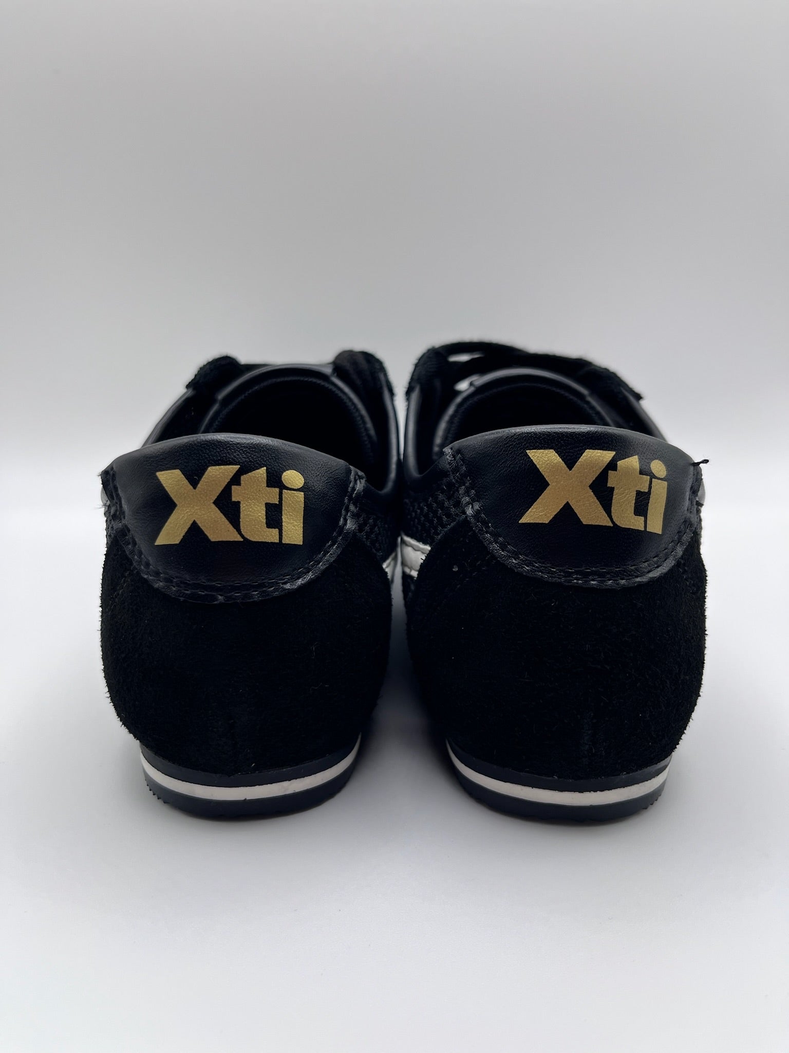 Ténis Femininos Xti em Preto e Branco; Sapatilhas Desportivas Urbanas em Malha e Camurça; Calçado Casual Confortável com Detalhes Dourados e Design Moderno