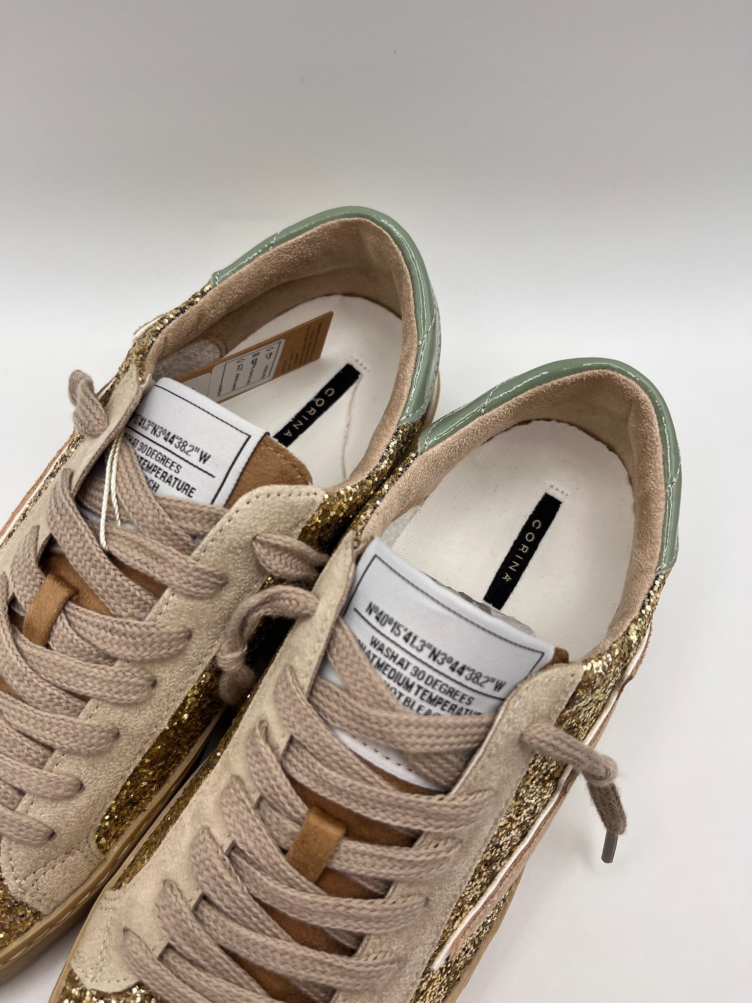 Sapatilhas Femininas Brilhantes com Glitter Dourado; Ténis Corina Casual de Moda com Detalhe de Raio Bege Azul e Sola Confortável; Calçado Estiloso para Senhora
