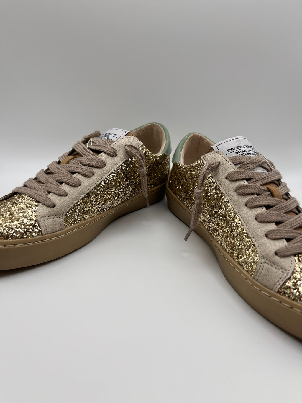 Sapatilhas Femininas Brilhantes com Glitter Dourado; Ténis Corina Casual de Moda com Detalhe de Raio Bege Azul e Sola Confortável; Calçado Estiloso para Senhora