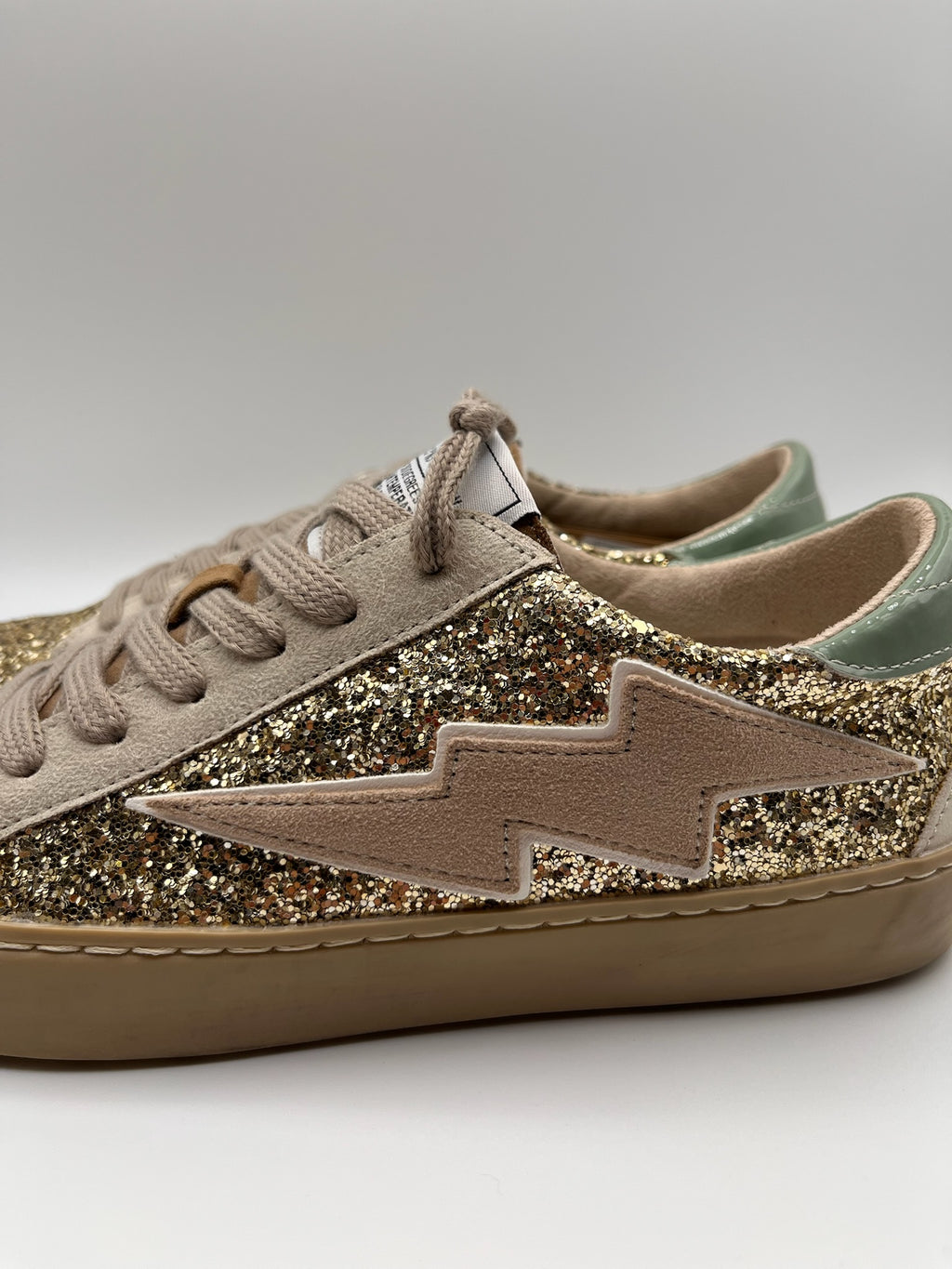 Sapatilhas Femininas Brilhantes com Glitter Dourado; Ténis Corina Casual de Moda com Detalhe de Raio Bege Azul e Sola Confortável; Calçado Estiloso para Senhora