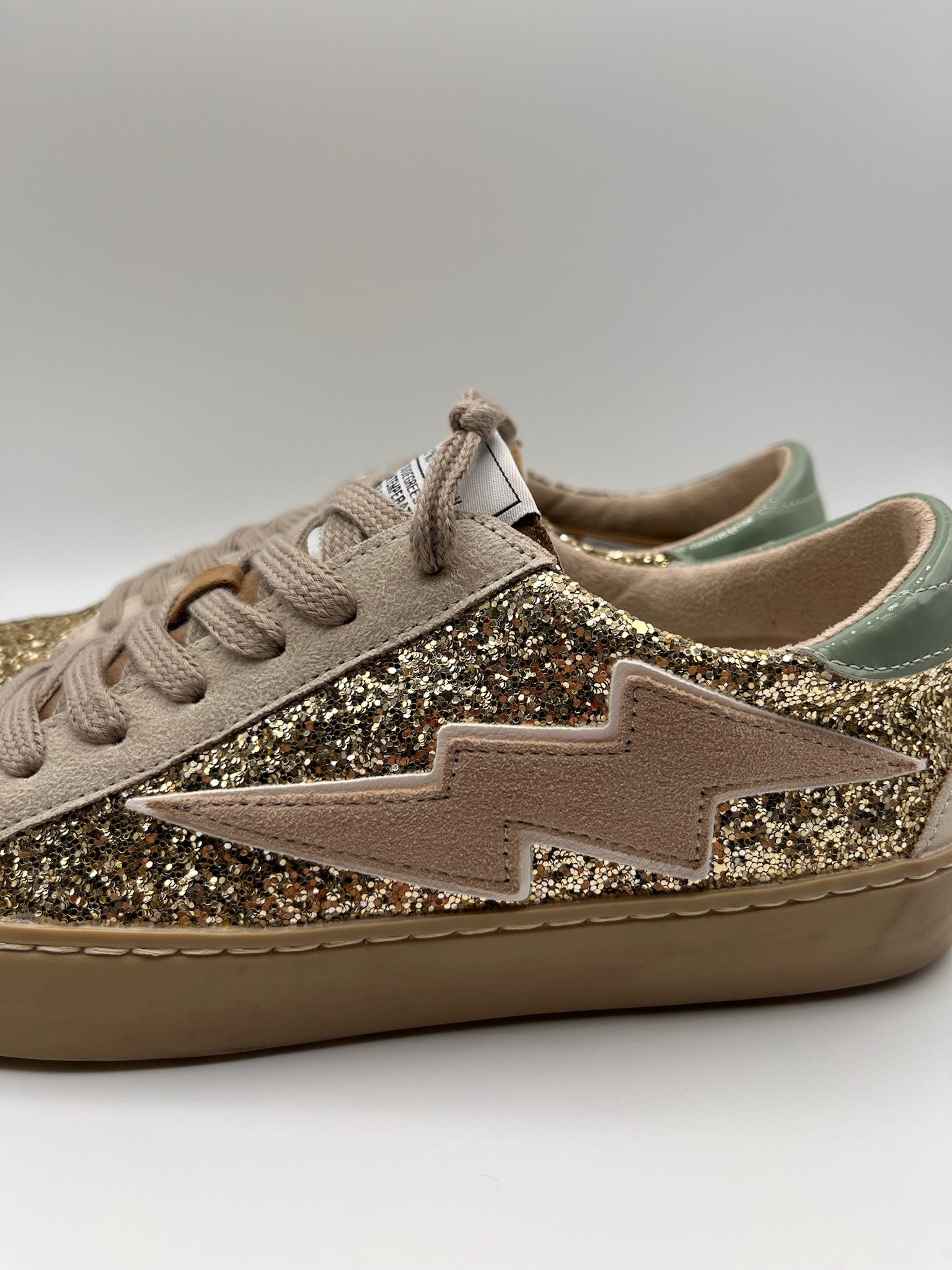 Sapatilhas Femininas Brilhantes com Glitter Dourado; Ténis Corina Casual de Moda com Detalhe de Raio Bege Azul e Sola Confortável; Calçado Estiloso para Senhora