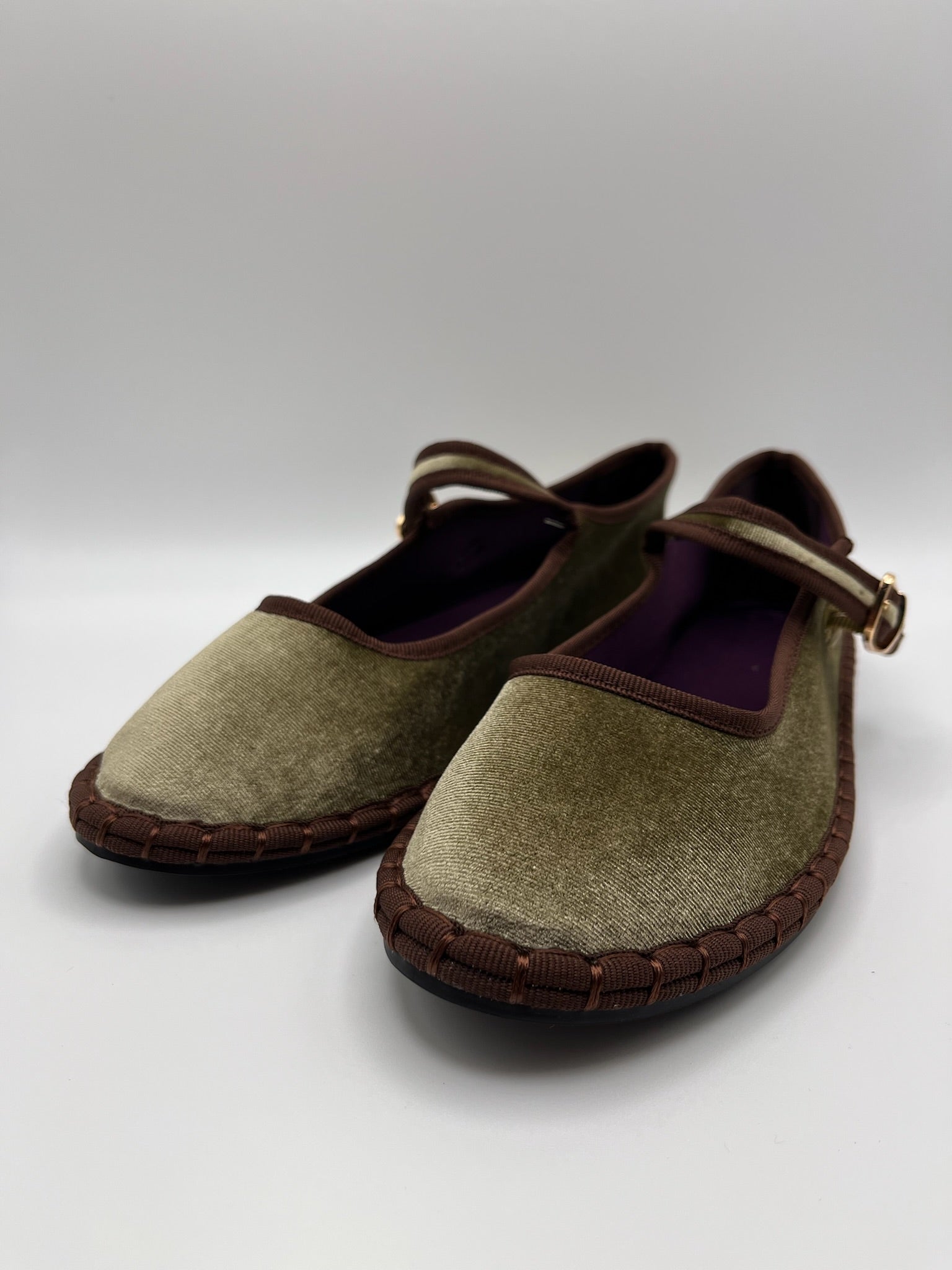 Sapatos Buonarotti Mary Jane Femininos em Veludo Verde Tropa; Sabrinas Confortáveis com Tira de Fivela e Sola Costurada Castanha; Calçado Feminino Estilo Retro Casual e Elegante
