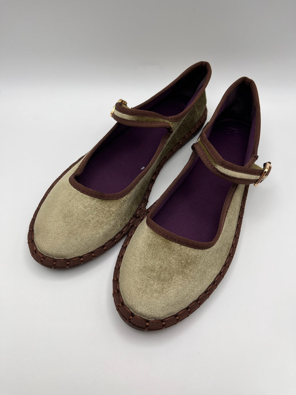Sapatos Buonarotti Mary Jane Femininos em Veludo Verde Tropa; Sabrinas Confortáveis com Tira de Fivela e Sola Costurada Castanha; Calçado Feminino Estilo Retro Casual e Elegante