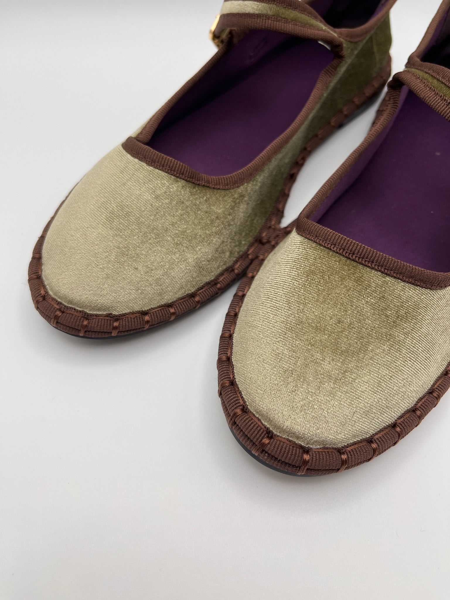 Sapatos Buonarotti Mary Jane Femininos em Veludo Verde Tropa; Sabrinas Confortáveis com Tira de Fivela e Sola Costurada Castanha; Calçado Feminino Estilo Retro Casual e Elegante