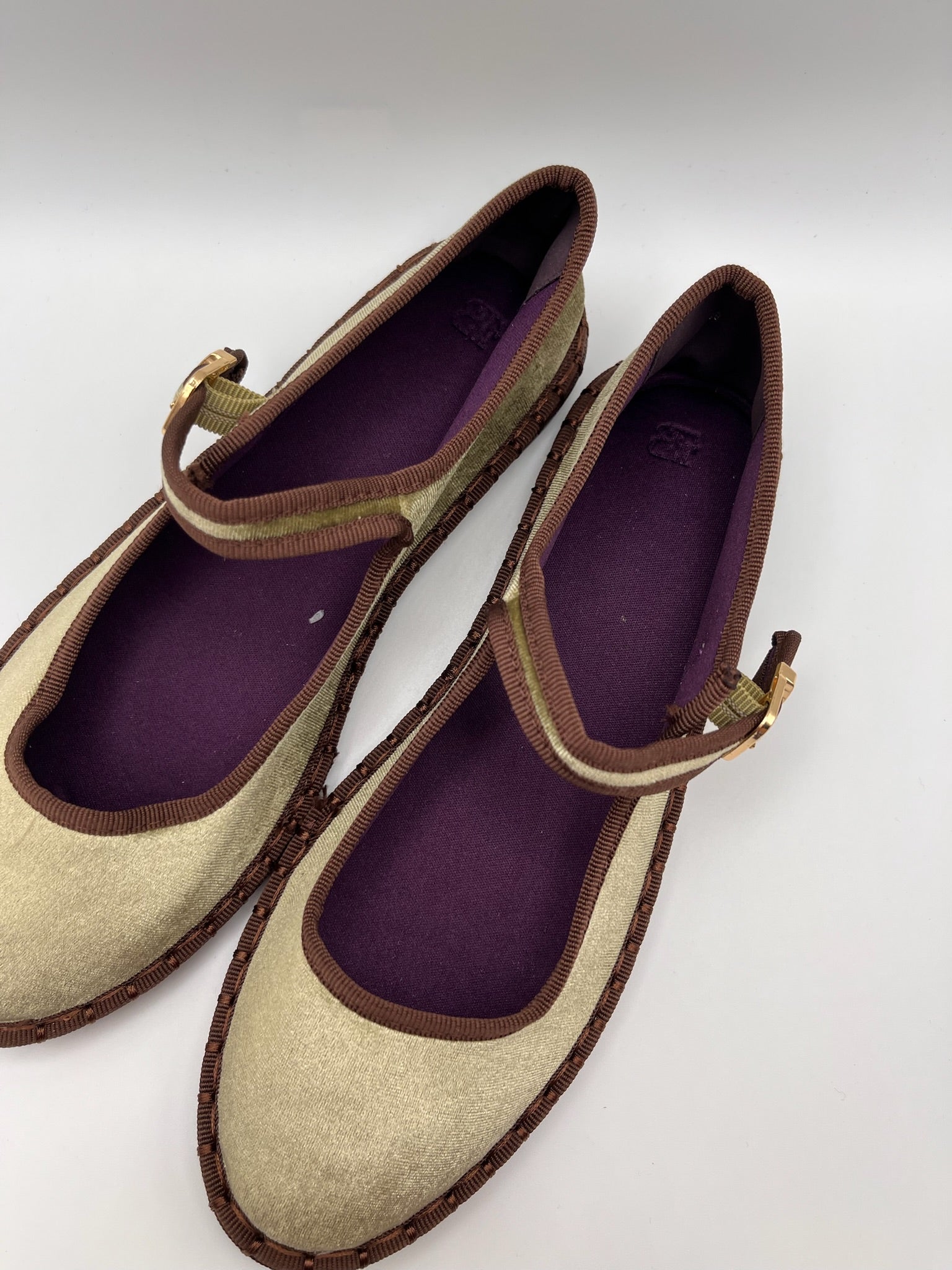 Sapatos Buonarotti Mary Jane Femininos em Veludo Verde Tropa; Sabrinas Confortáveis com Tira de Fivela e Sola Costurada Castanha; Calçado Feminino Estilo Retro Casual e Elegante