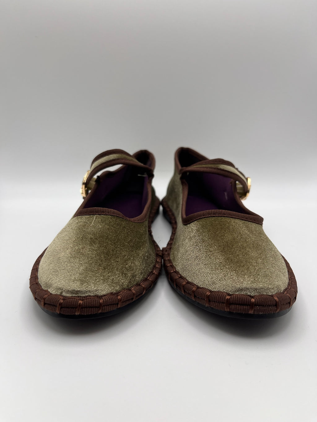 Sapatos Buonarotti Mary Jane Femininos em Veludo Verde Tropa; Sabrinas Confortáveis com Tira de Fivela e Sola Costurada Castanha; Calçado Feminino Estilo Retro Casual e Elegante