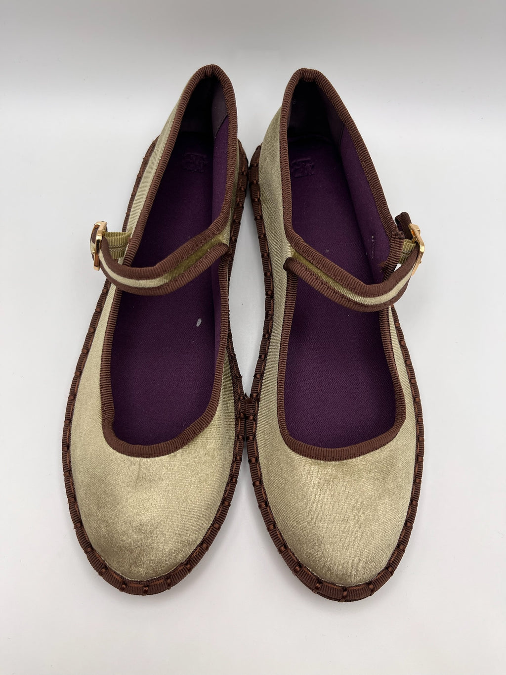 Sapatos Buonarotti Mary Jane Femininos em Veludo Verde Tropa; Sabrinas Confortáveis com Tira de Fivela e Sola Costurada Castanha; Calçado Feminino Estilo Retro Casual e Elegante