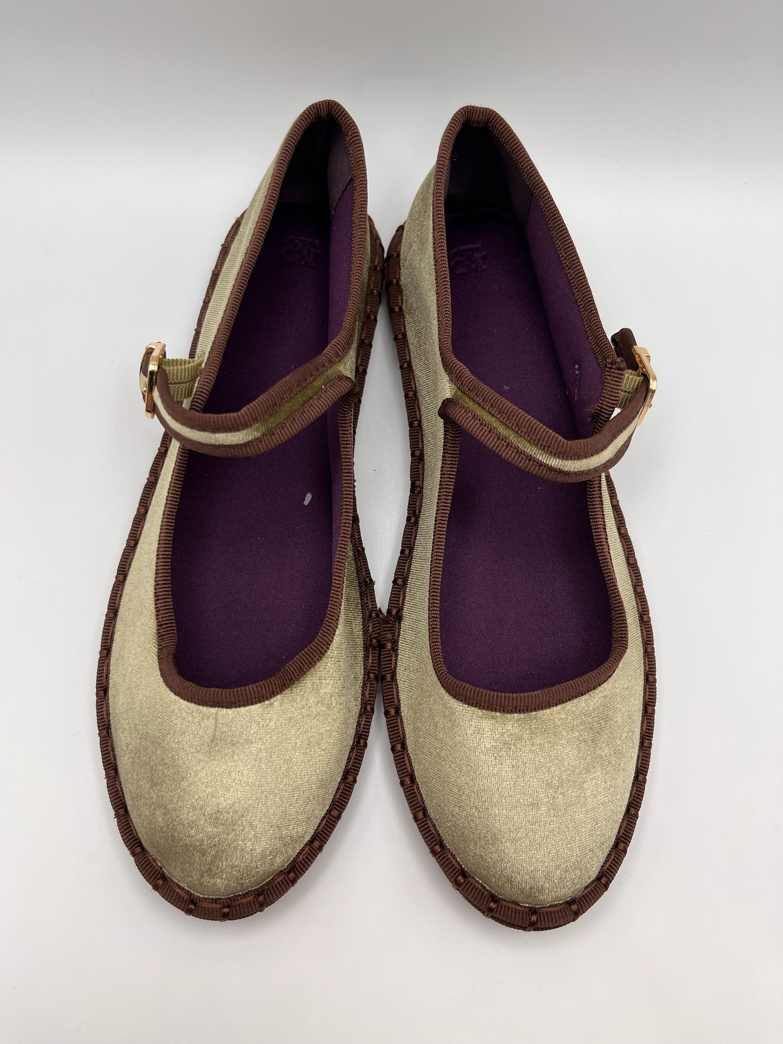 Sapatos Buonarotti Mary Jane Femininos em Veludo Verde Tropa; Sabrinas Confortáveis com Tira de Fivela e Sola Costurada Castanha; Calçado Feminino Estilo Retro Casual e Elegante