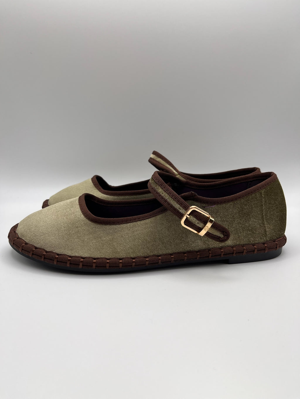 Sapatos Buonarotti Mary Jane Femininos em Veludo Verde Tropa; Sabrinas Confortáveis com Tira de Fivela e Sola Costurada Castanha; Calçado Feminino Estilo Retro Casual e Elegante