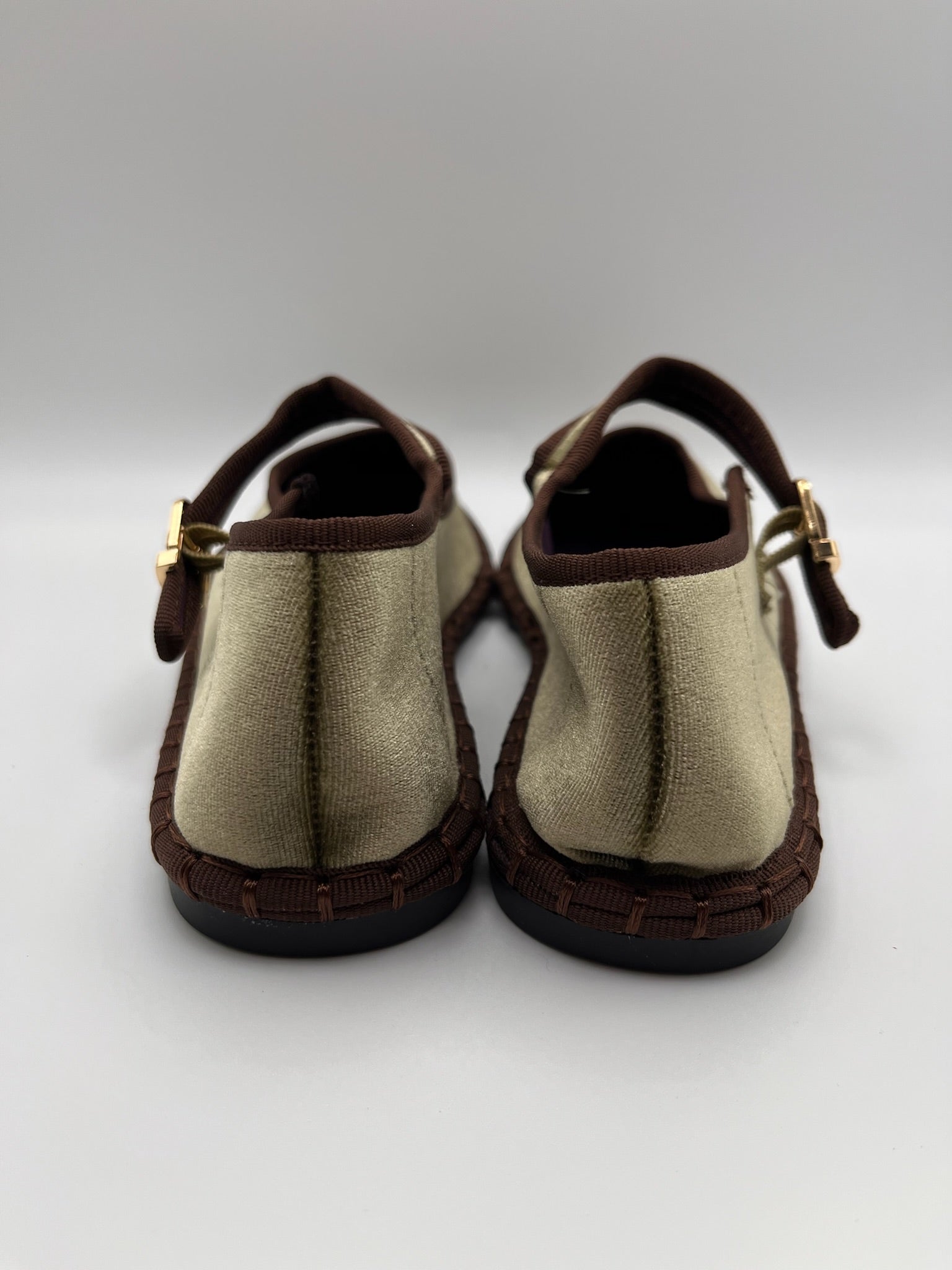 Sapatos Buonarotti Mary Jane Femininos em Veludo Verde Tropa; Sabrinas Confortáveis com Tira de Fivela e Sola Costurada Castanha; Calçado Feminino Estilo Retro Casual e Elegante