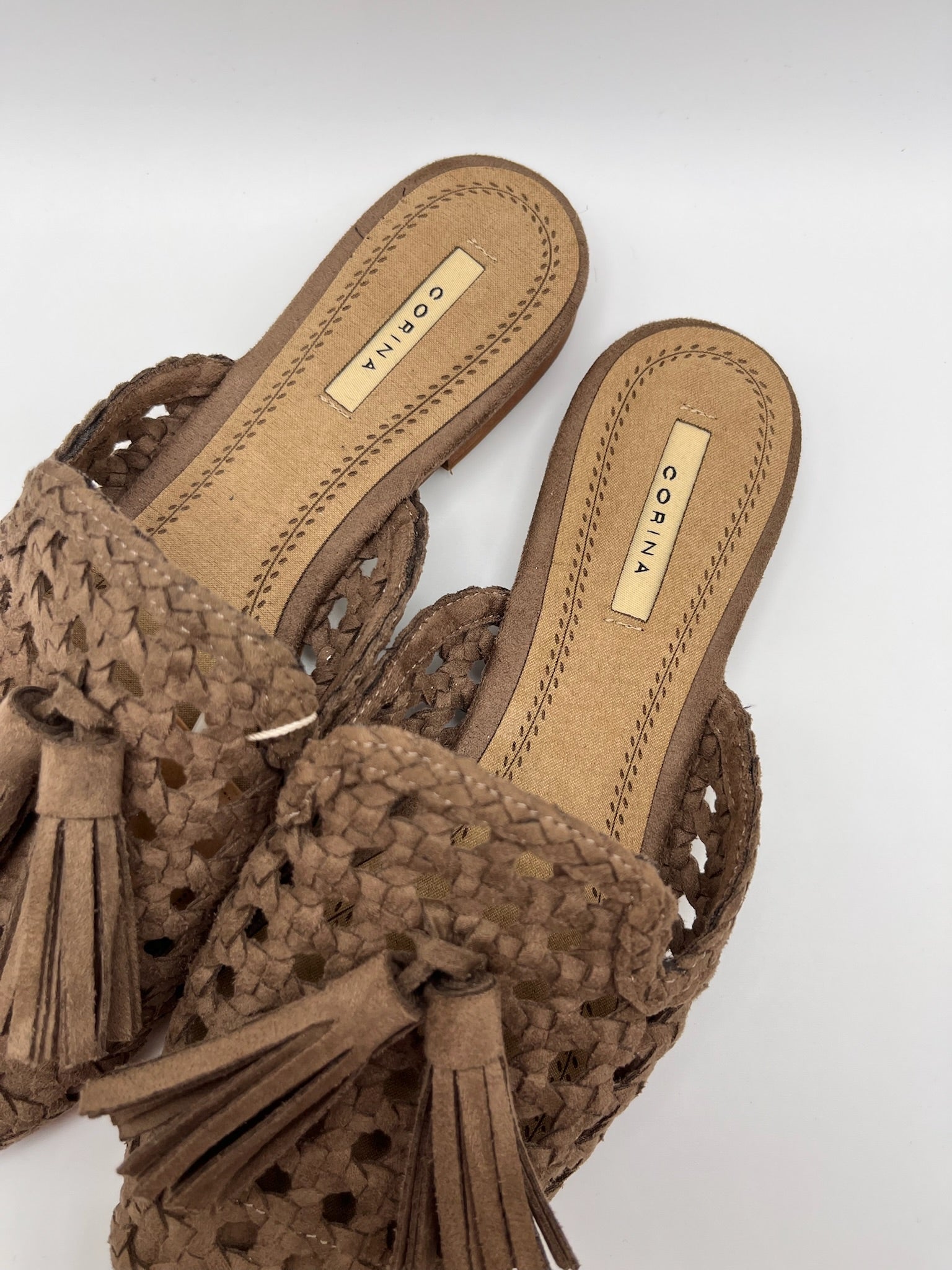 Mules Corina de senhora castanhas Taupe em camurça sintética trançada; sapatos rasos casuais, chinelos com detalhe de borlas franja e biqueira fina para o dia a dia