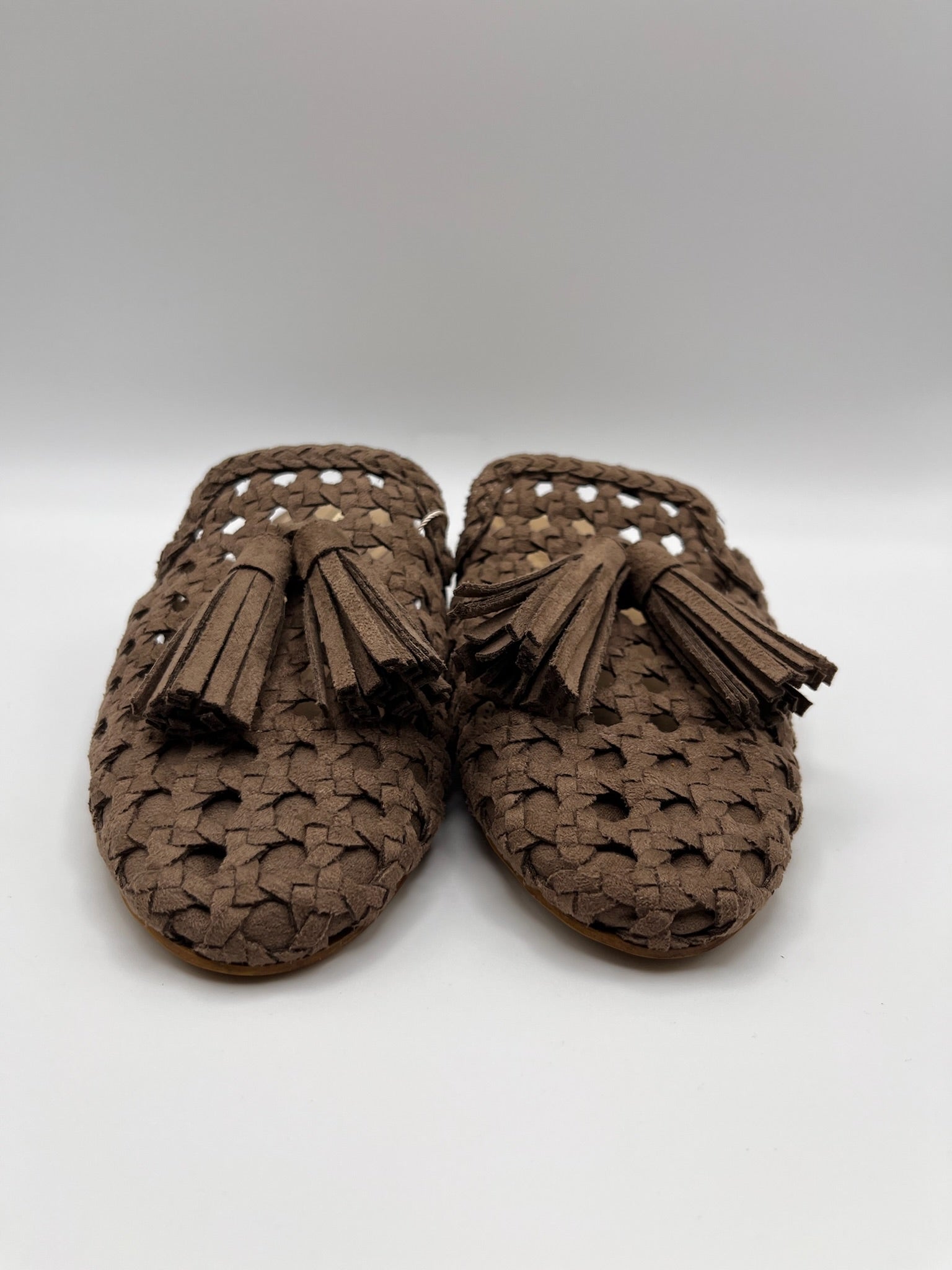 Mules Corina de senhora castanhas Taupe em camurça sintética trançada; sapatos rasos casuais, chinelos com detalhe de borlas franja e biqueira fina para o dia a dia