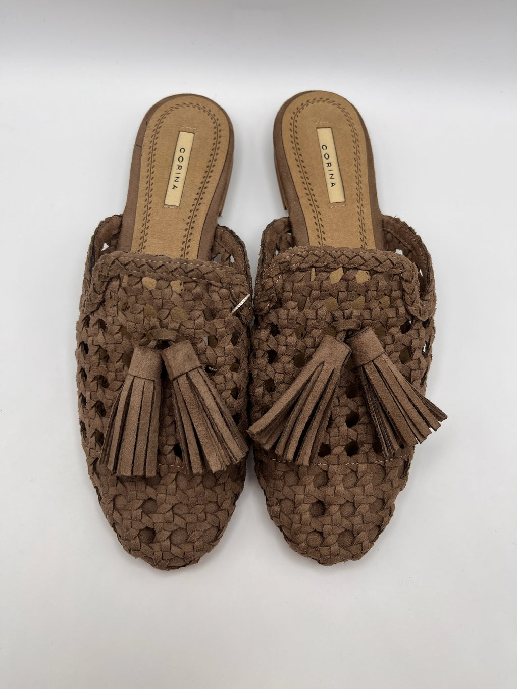 Mules Corina de senhora castanhas Taupe em camurça sintética trançada; sapatos rasos casuais, chinelos com detalhe de borlas franja e biqueira fina para o dia a dia