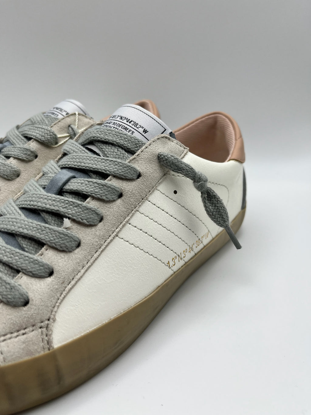 Sapatilhas Corina Femininas de Pele e Camurça cinza; Ténis Casuais Confortáveis Estilo Urbano Retro Azul e Rosa; Sapatos de Desporto Brancos com Sola de Borracha Camelo