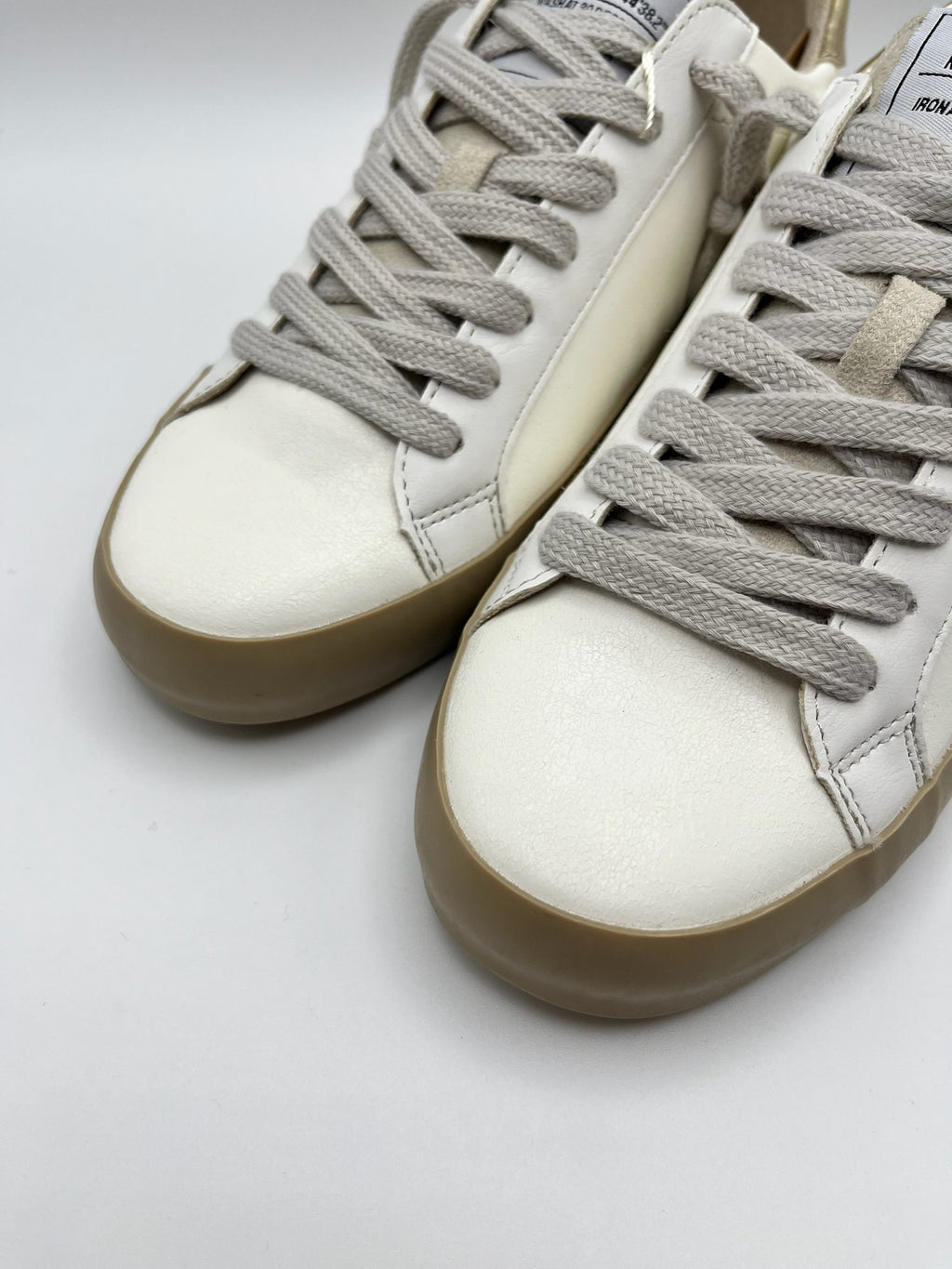 Sapatilhas Corina Femininas de Pele e Camurça; Ténis Casuais Confortáveis Estilo Urbano Retro Branco e Dourado Oro; Sapatos de Desporto com Sola de Borracha Camelo