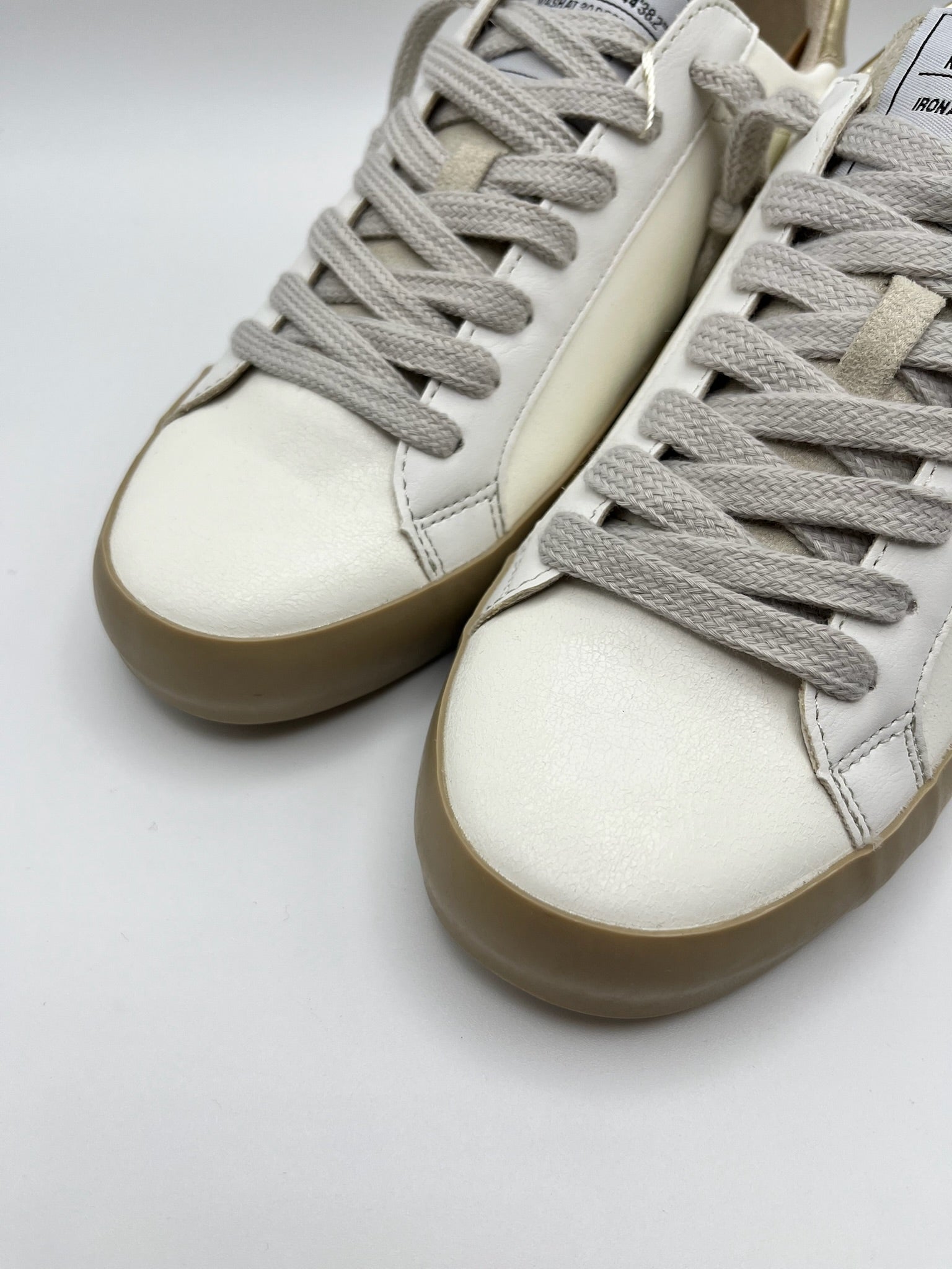 Sapatilhas Corina Femininas de Pele e Camurça; Ténis Casuais Confortáveis Estilo Urbano Retro Branco e Dourado Oro; Sapatos de Desporto com Sola de Borracha Camelo